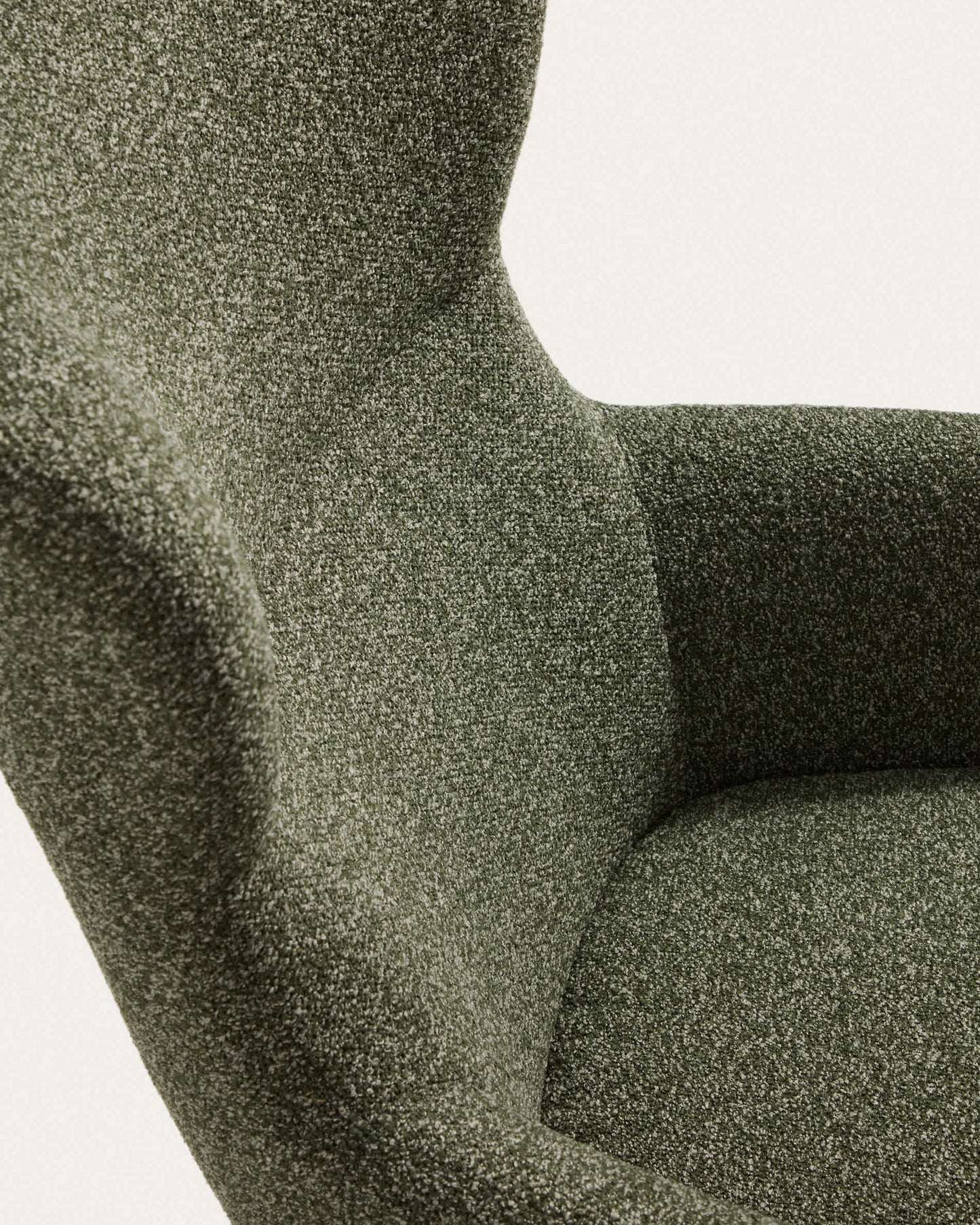 Poltrona Adiran in ciniglia spessa verde muschio con gambe in legno massiccio di rovere con finitura noce