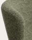 Poltrona Adiran in ciniglia spessa verde muschio con gambe in legno massiccio di rovere con finitura noce