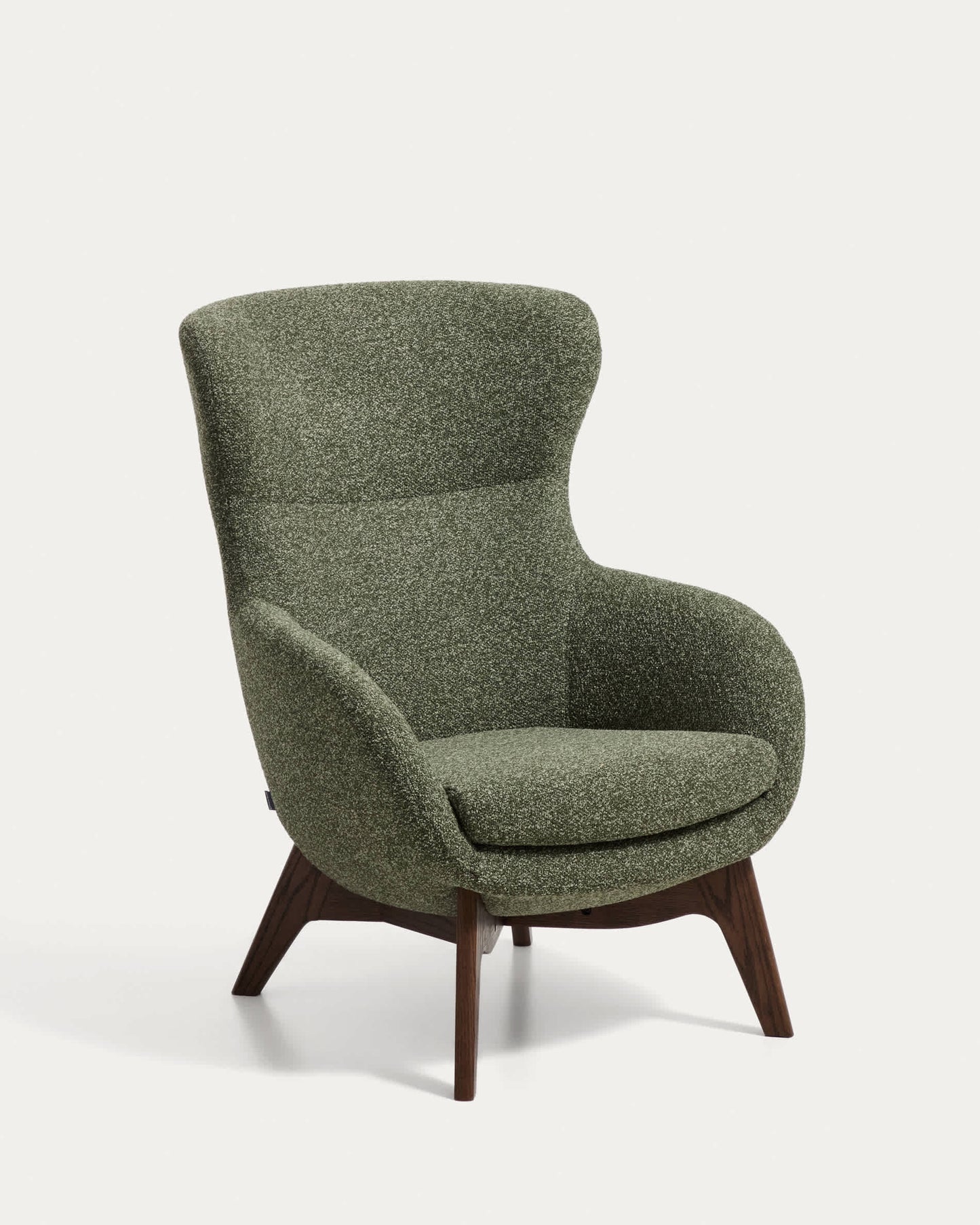 Poltrona Adiran in ciniglia spessa verde muschio con gambe in legno massiccio di rovere con finitura noce