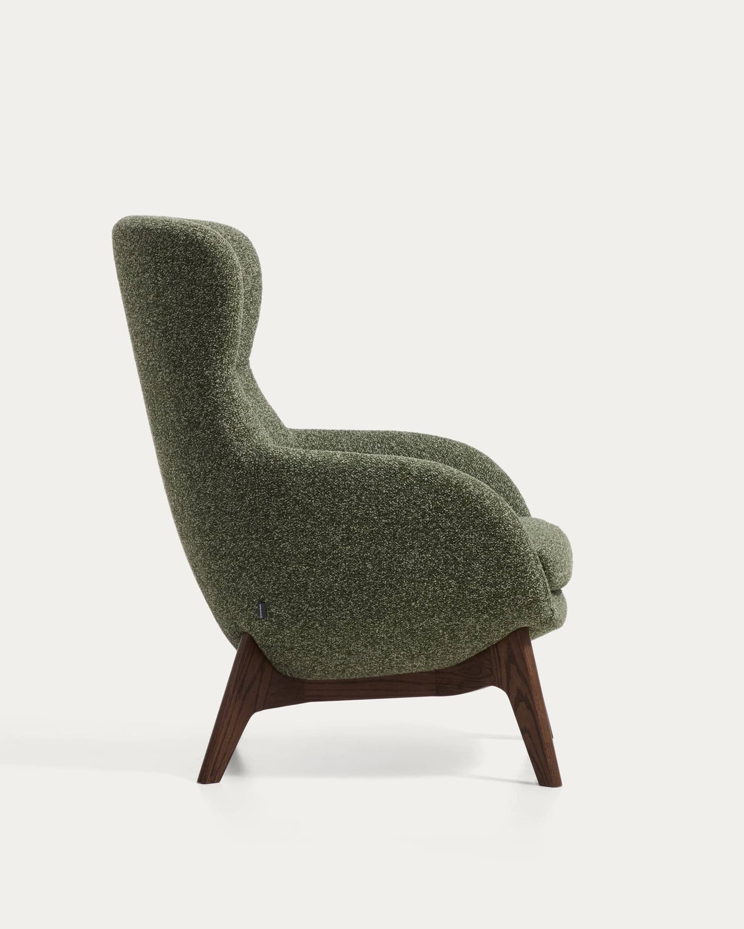 Poltrona Adiran in ciniglia spessa verde muschio con gambe in legno massiccio di rovere con finitura noce
