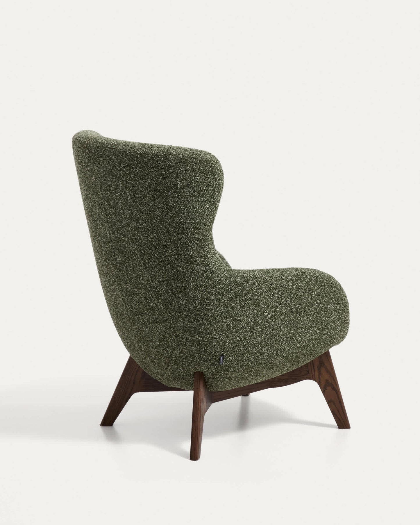 Poltrona Adiran in ciniglia spessa verde muschio con gambe in legno massiccio di rovere con finitura noce