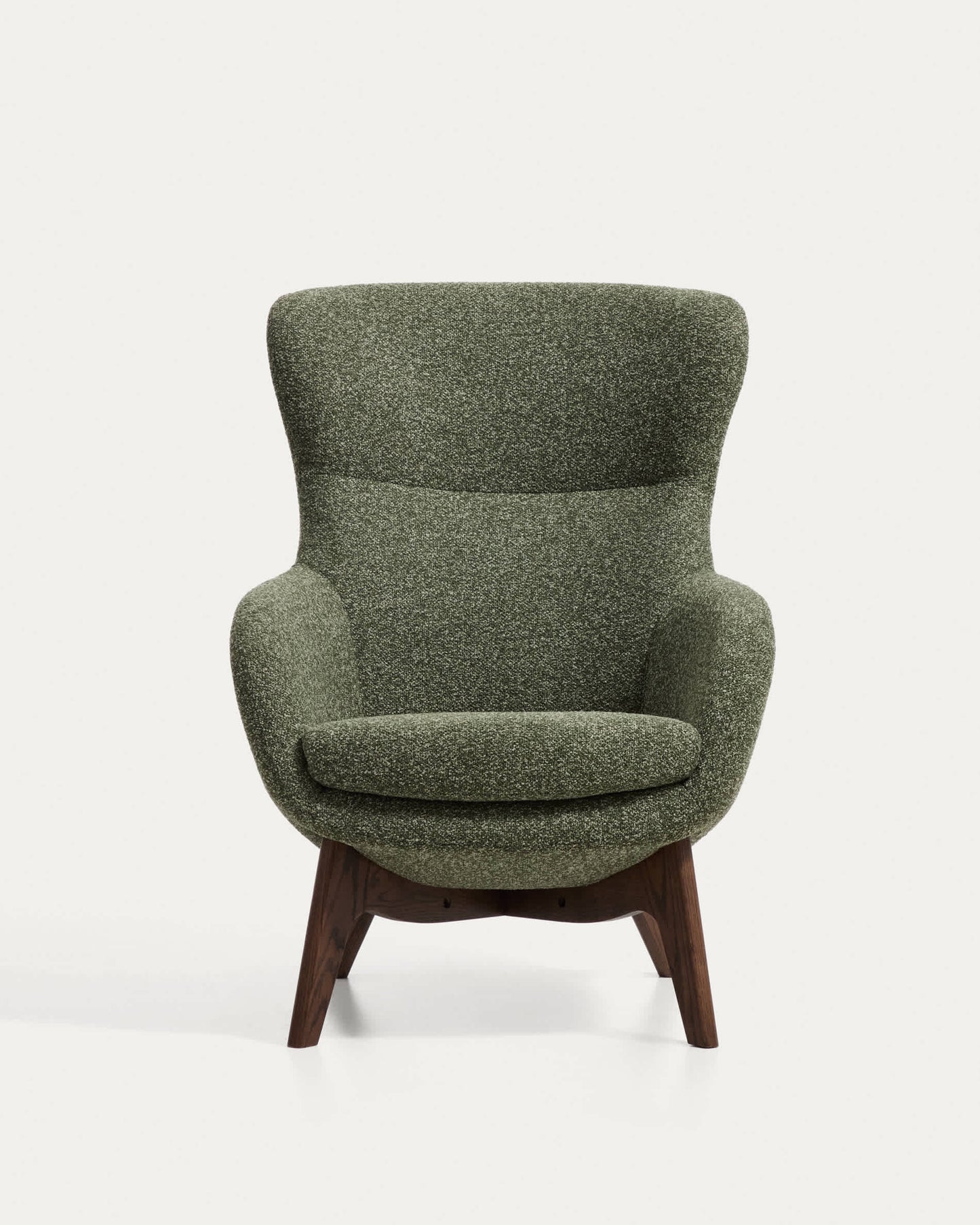 Poltrona Adiran in ciniglia spessa verde muschio con gambe in legno massiccio di rovere con finitura noce