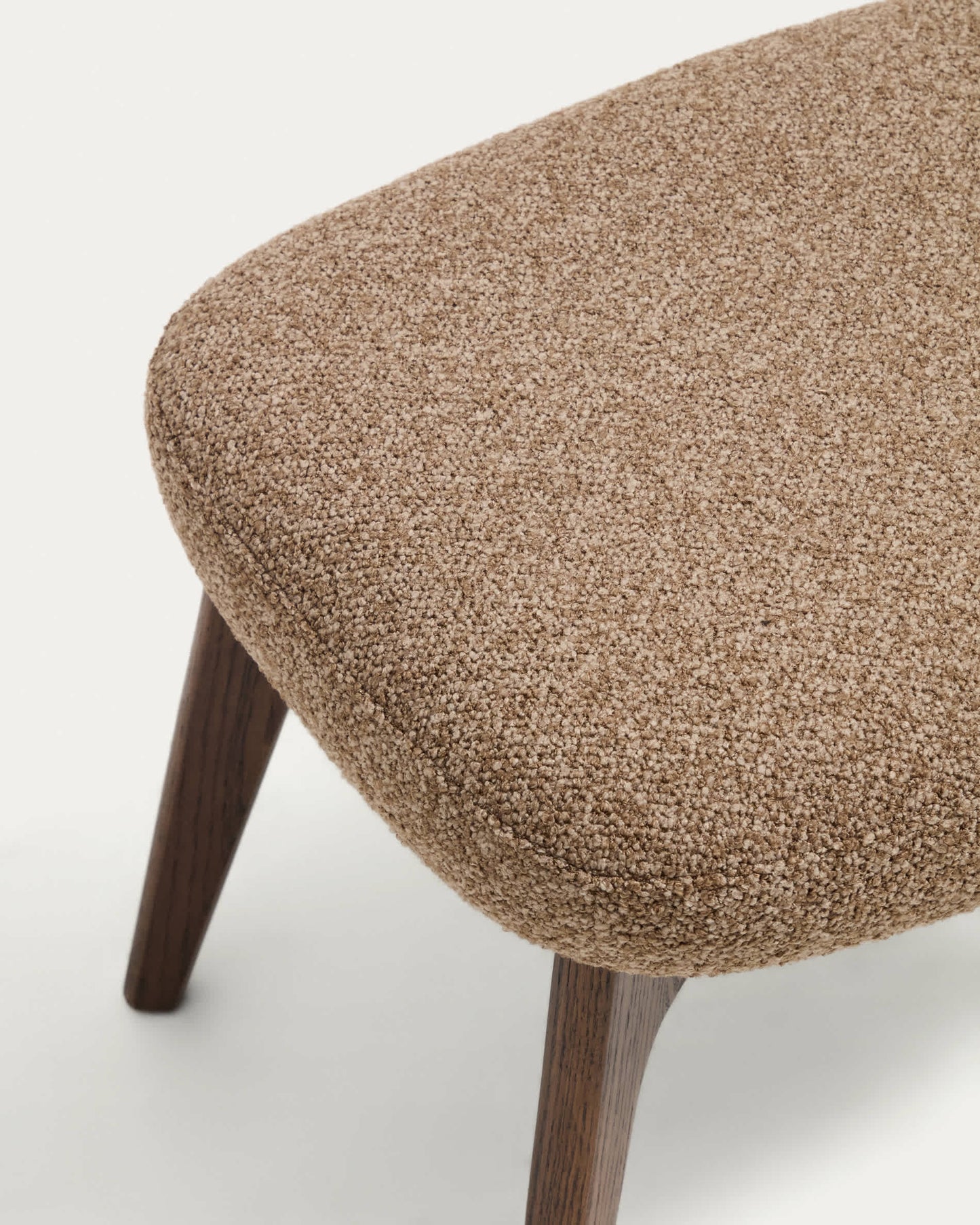 Poggiapiedi Adiran in ciniglia spessa marrone chiaro con gambe in legno massiccio di rovere con finitura noce