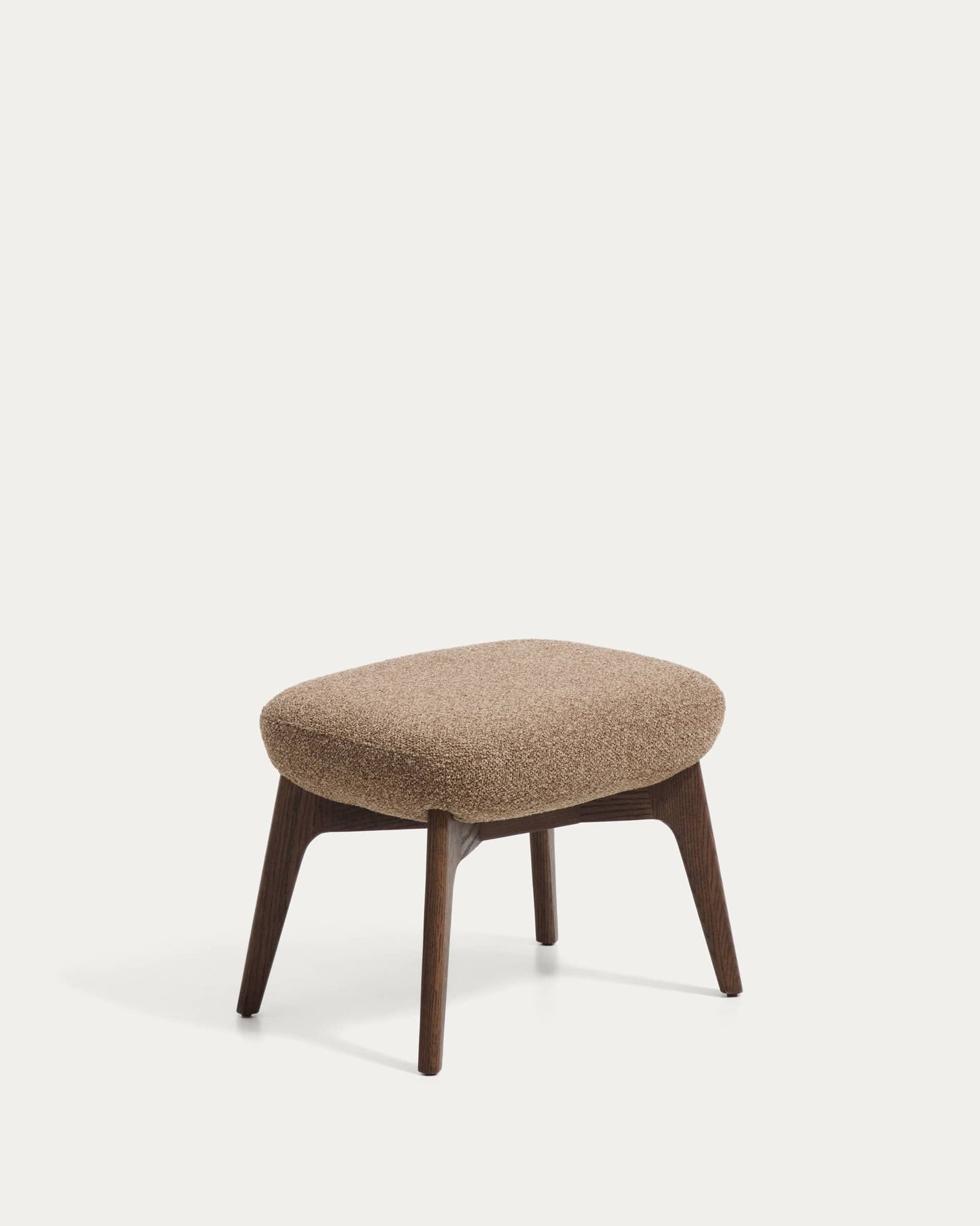 Poggiapiedi Adiran in ciniglia spessa marrone chiaro con gambe in legno massiccio di rovere con finitura noce