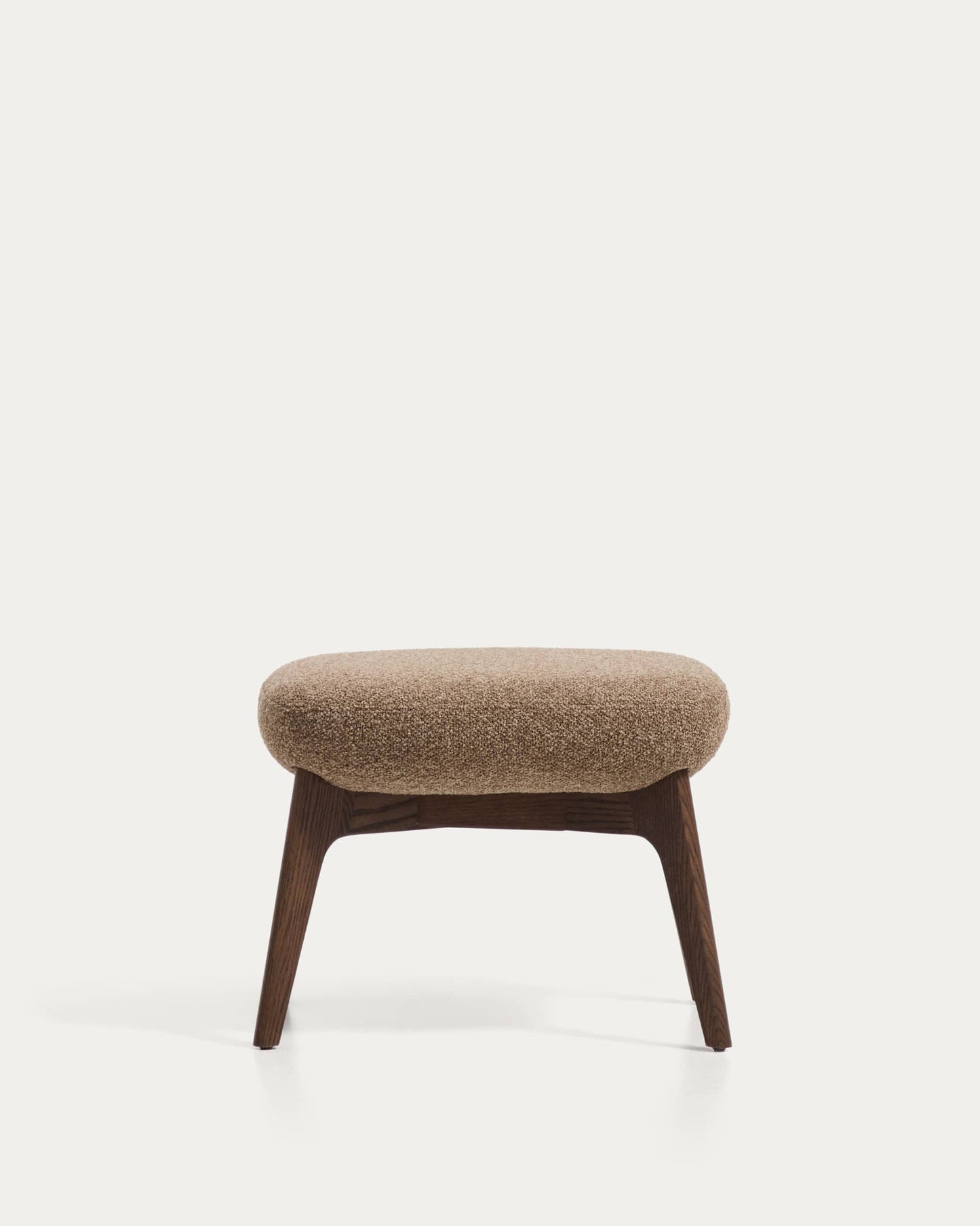 Poggiapiedi Adiran in ciniglia spessa marrone chiaro con gambe in legno massiccio di rovere con finitura noce
