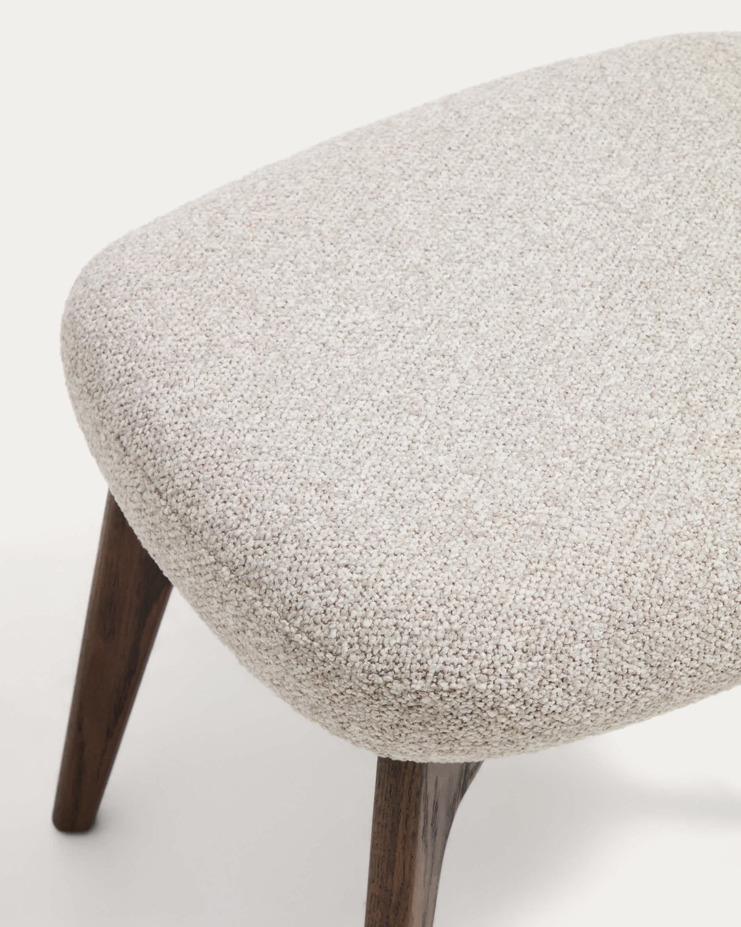 Poggiapiedi Adiran in ciniglia spessa beige con gambe in legno massiccio di rovere con finitura noce