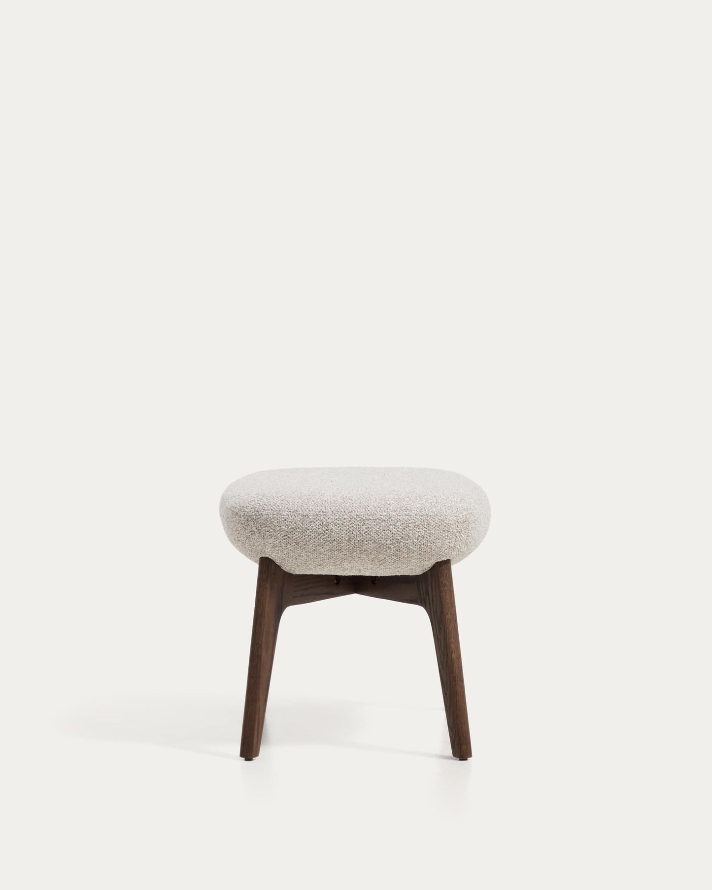 Poggiapiedi Adiran in ciniglia spessa beige con gambe in legno massiccio di rovere con finitura noce