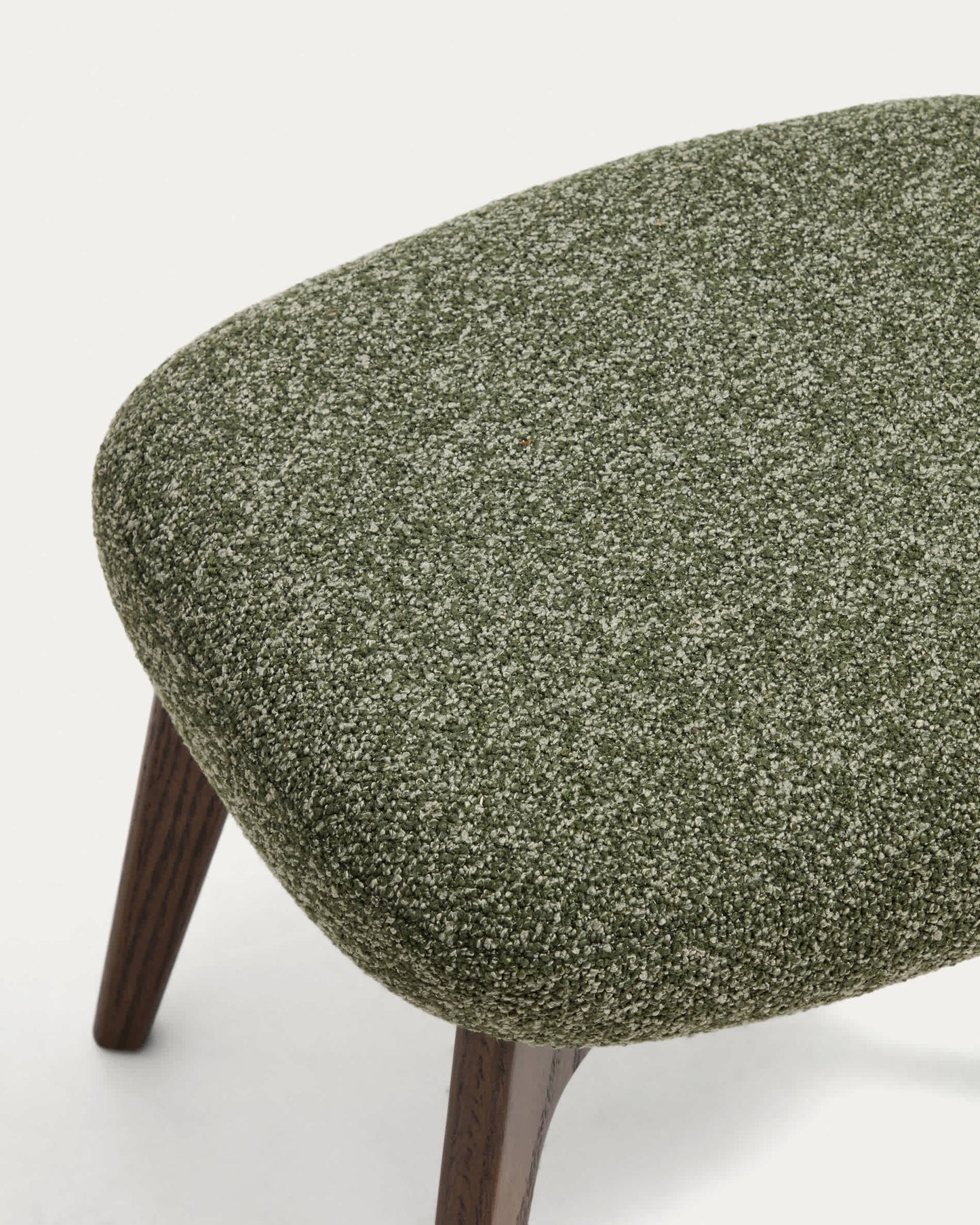 Poggiapiedi Adiran in ciniglia spessa verde muschio con gambe in legno massiccio di rovere con finitura noce