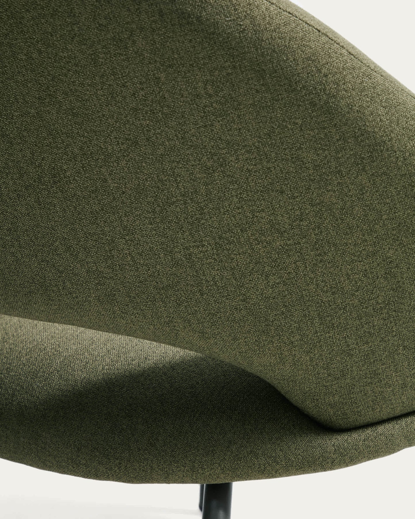 Poltrona Bonali in ciniglia verde con gambe in metallo verde FSC Mix Credit