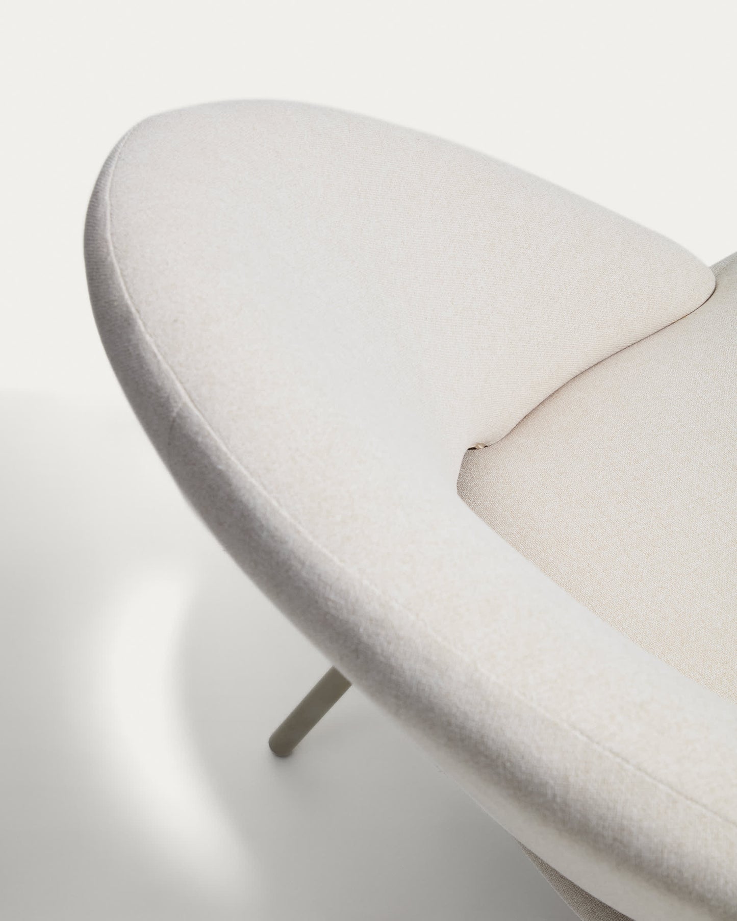 Poltrona Bonali in ciniglia beige con gambe in metallo beige FSC Mix Credit