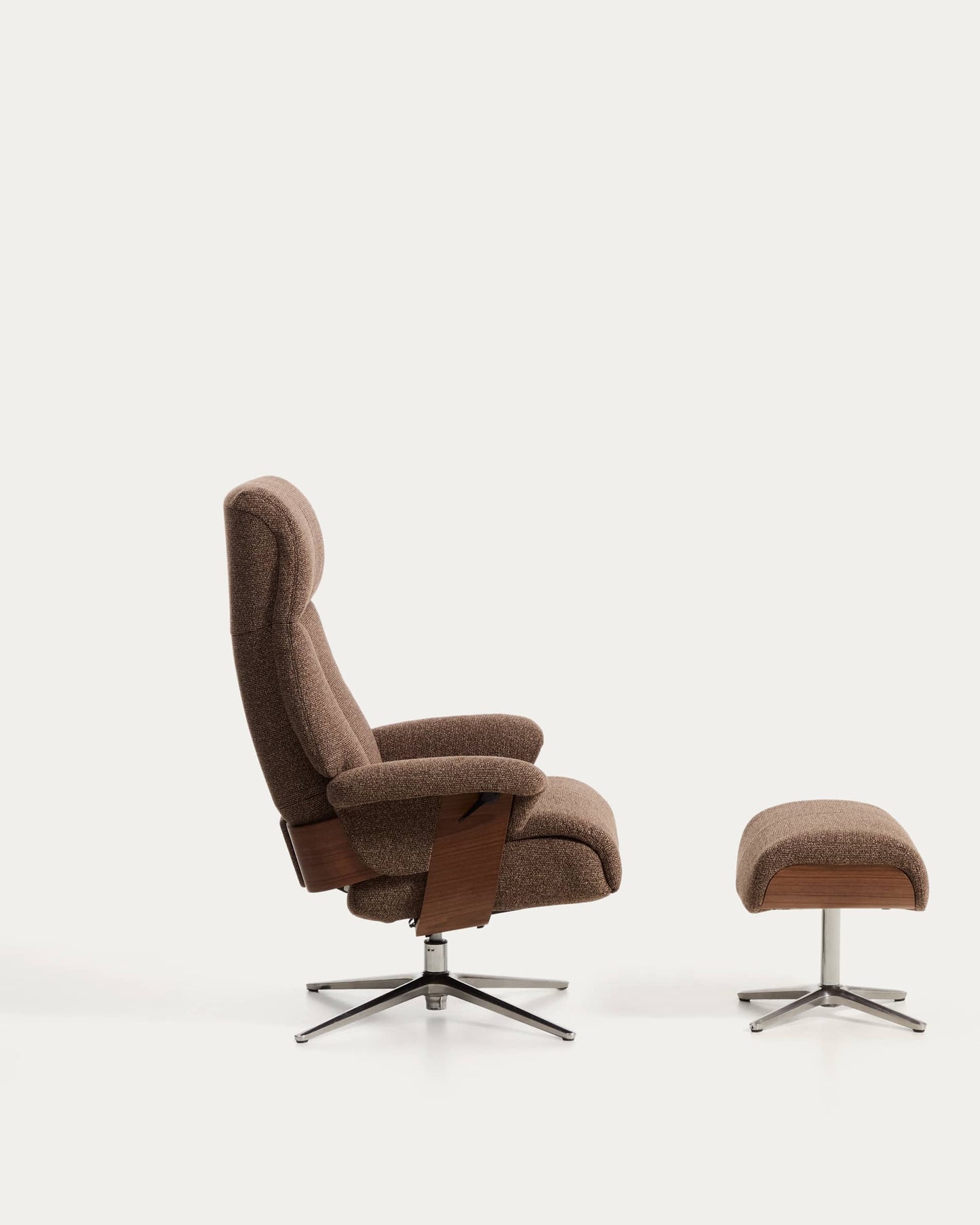 Poltrona girevole reclinabile con poggiapiedi Toriel in micro bouclé marrone cioccolato con gambe in alluminio FSC Mix Credit