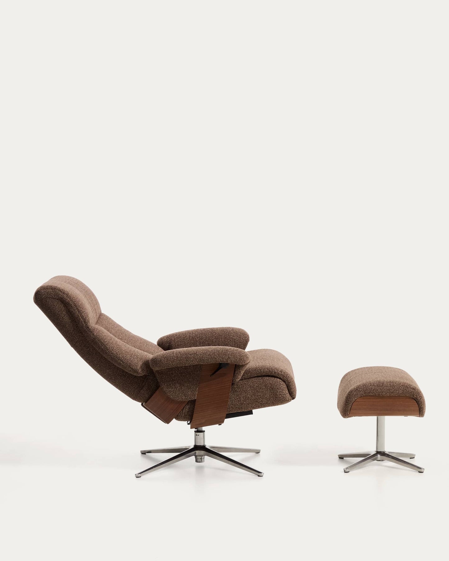 Poltrona girevole reclinabile con poggiapiedi Toriel in micro bouclé marrone cioccolato con gambe in alluminio FSC Mix Credit