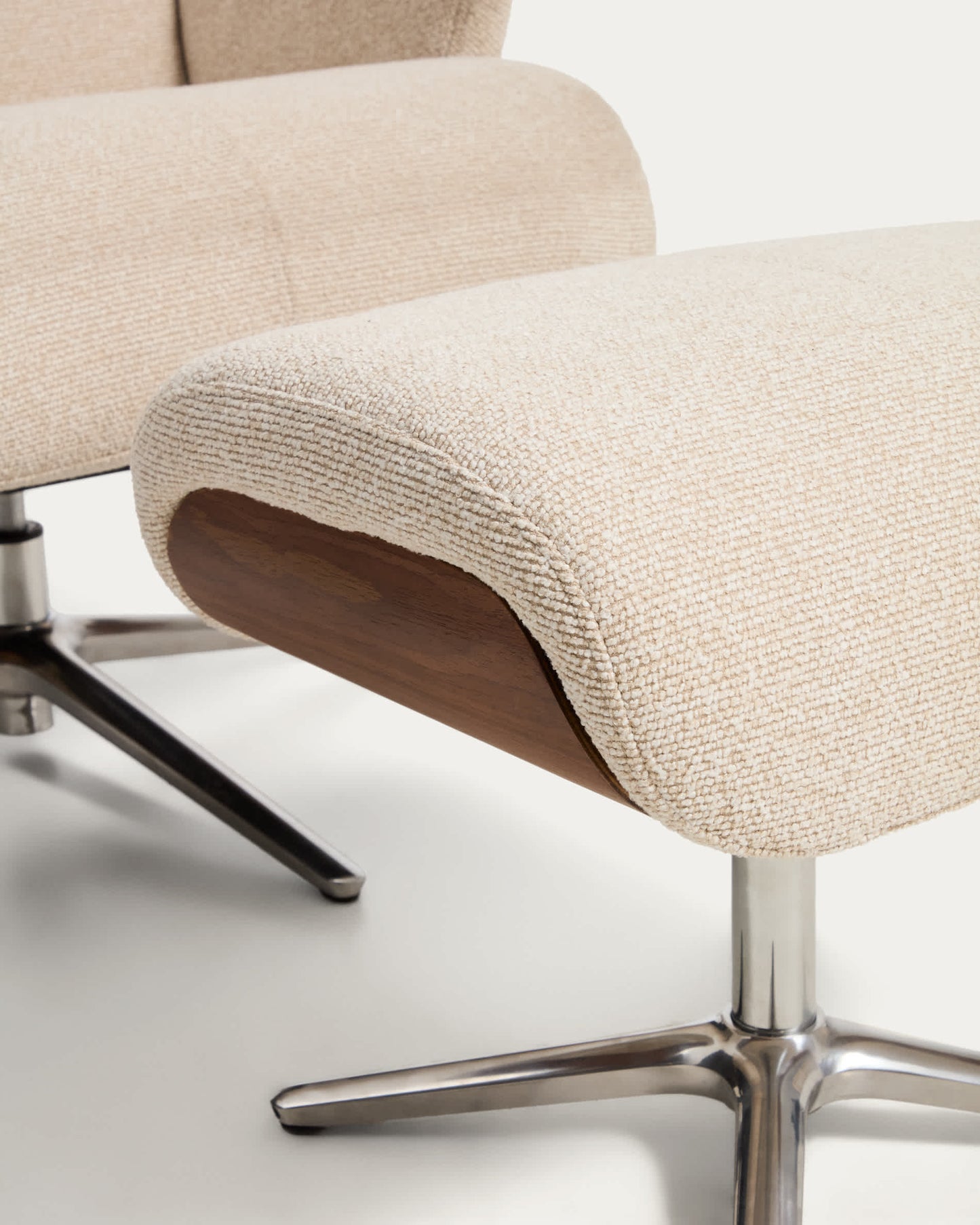 Poltrona girevole reclinabile con poggiapiedi Toriel in micro bouclé beige con gambe in alluminio FSC Mix Credit