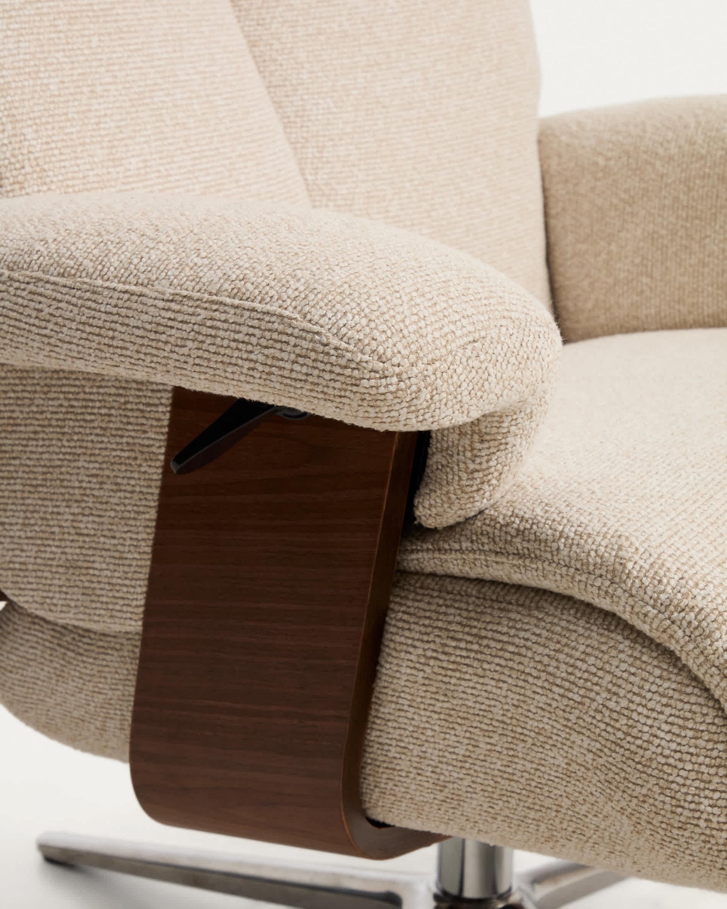 Poltrona girevole reclinabile con poggiapiedi Toriel in micro bouclé beige con gambe in alluminio FSC Mix Credit