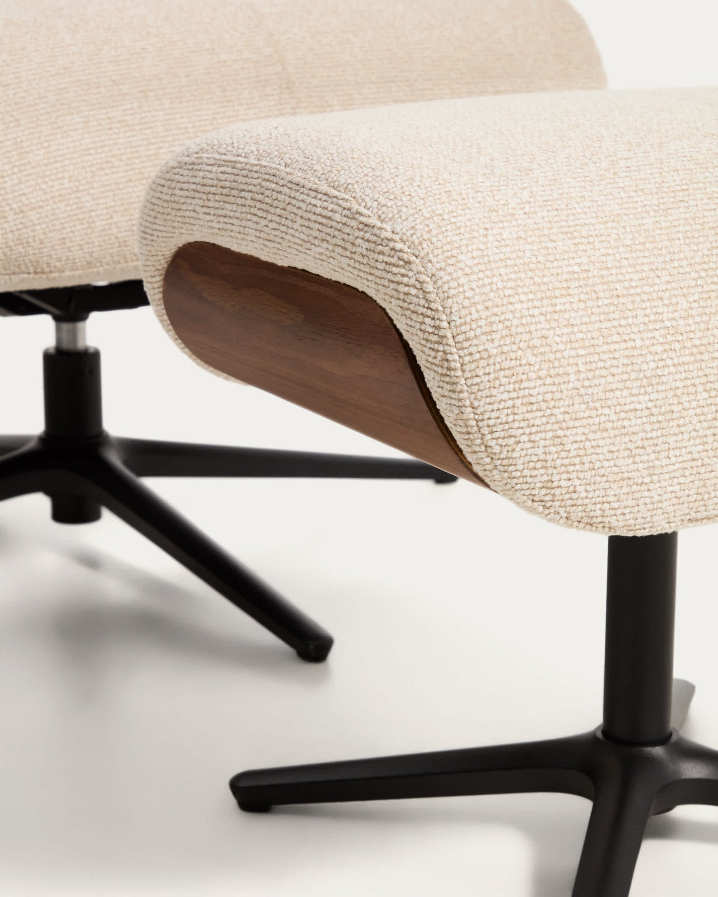 Poltrona girevole reclinabile con poggiapiedi Toriel in micro bouclé beige con gambe in alluminio con finitura nera FSC Mix Credit