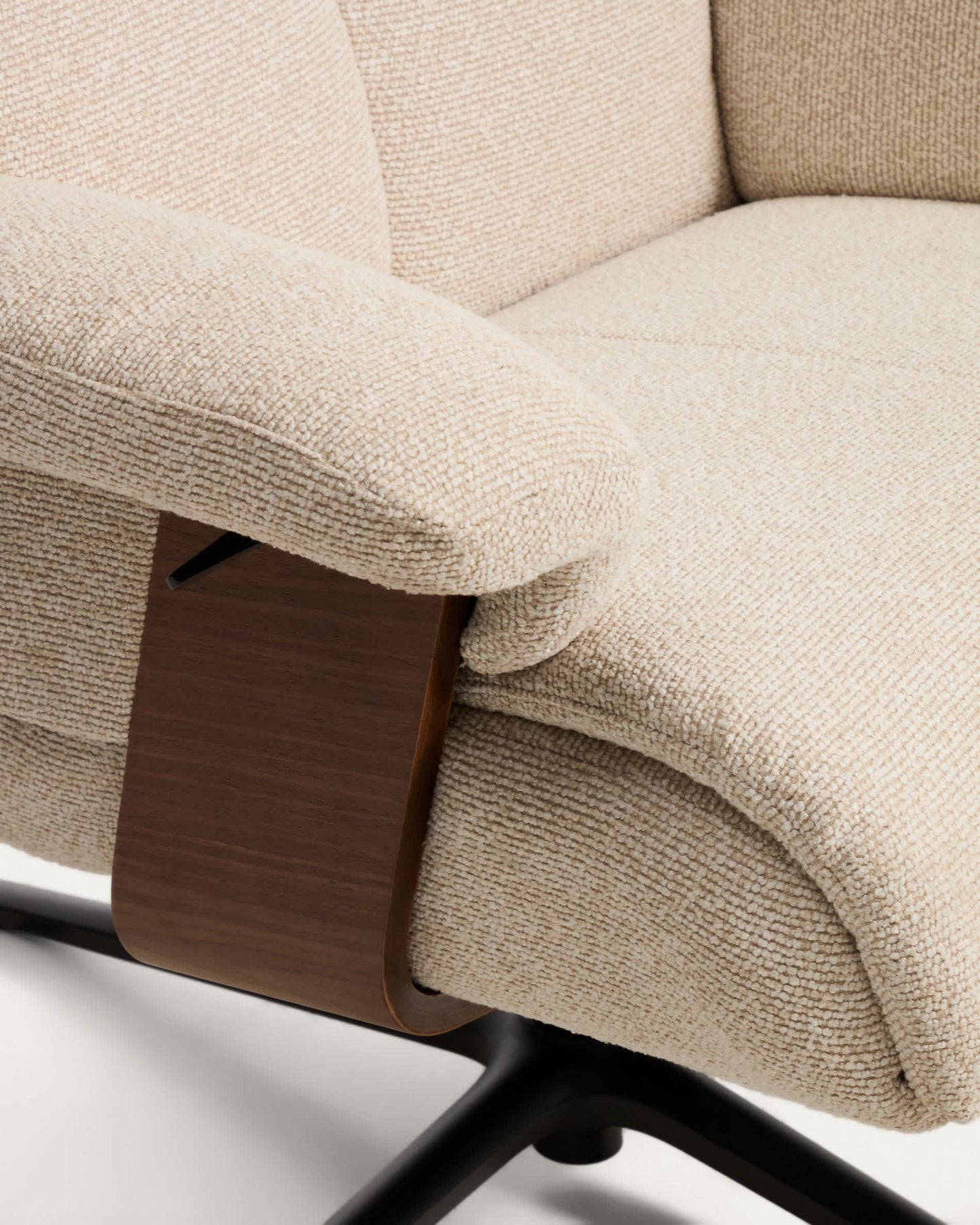 Poltrona girevole reclinabile con poggiapiedi Toriel in micro bouclé beige con gambe in alluminio con finitura nera FSC Mix Credit