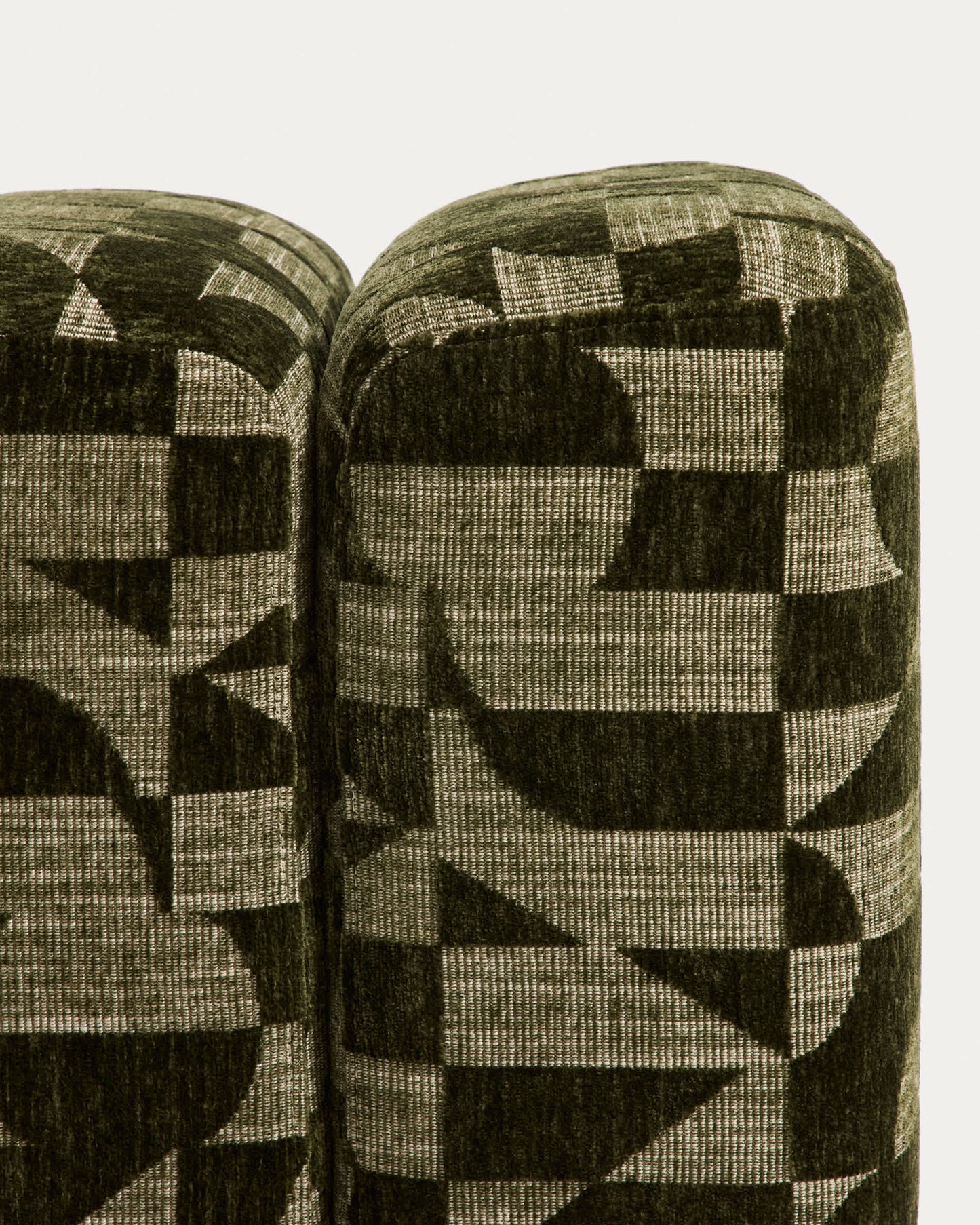 Poggiapiedi Nedilo quadrato in tessuto jacquard con motivo geometrico verde muschio FSC Mix Credit