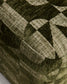 Poggiapiedi Nedilo quadrato in tessuto jacquard con motivo geometrico verde muschio FSC Mix Credit