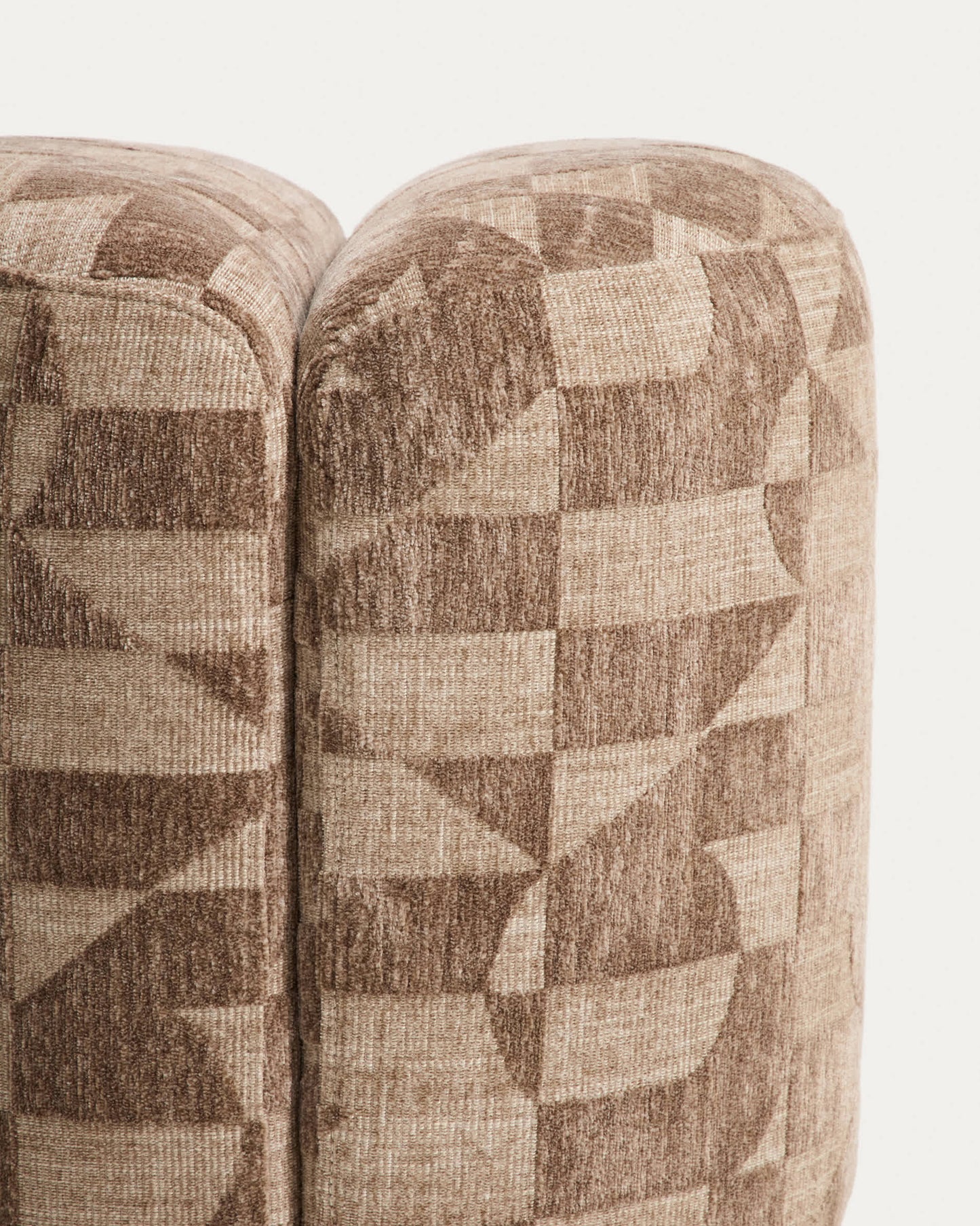 Poggiapiedi rotondo Nedilo in tessuto jacquard con motivo geometrico taupe FSC Mix Credit