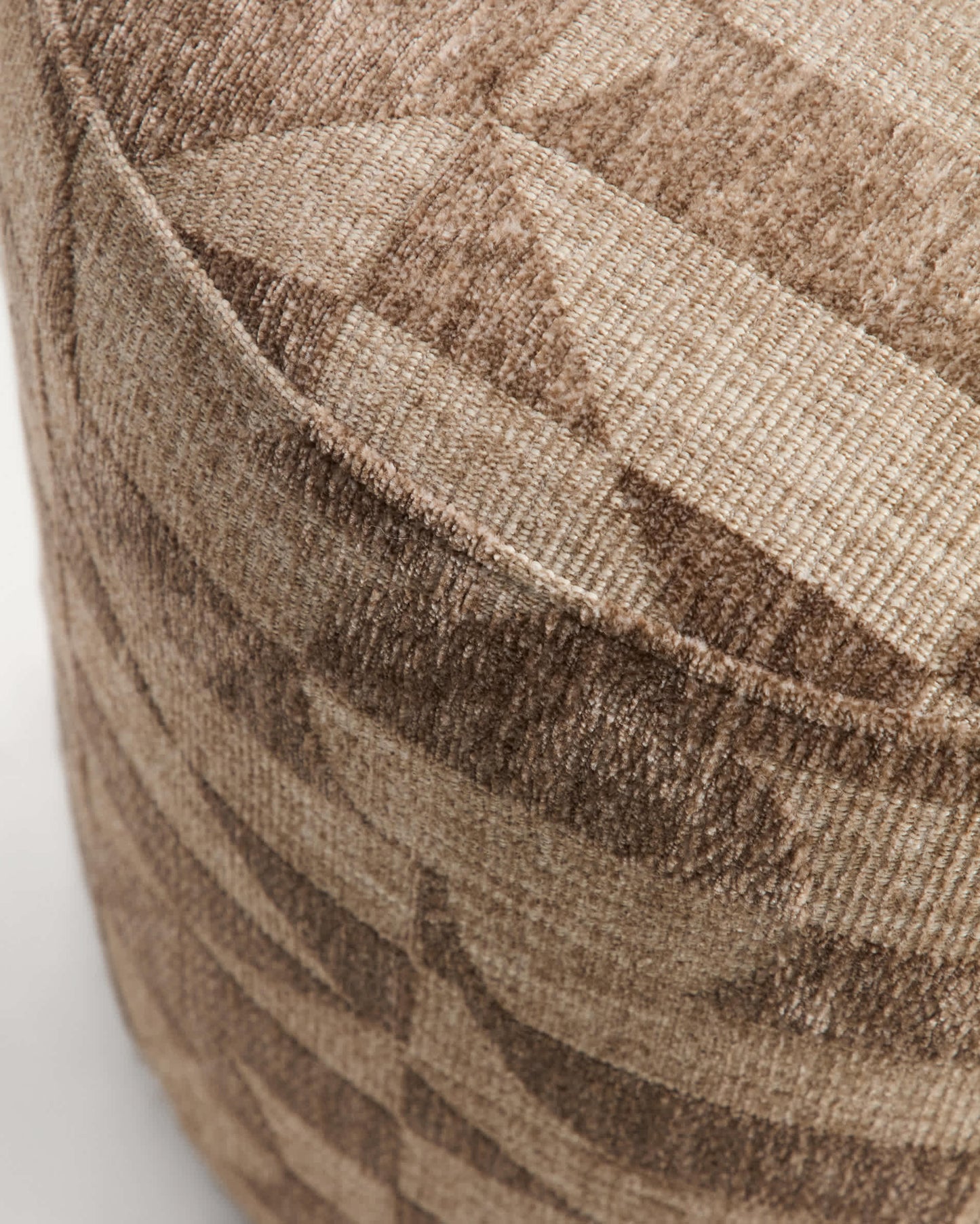 Poggiapiedi rotondo Nedilo in tessuto jacquard con motivo geometrico taupe FSC Mix Credit