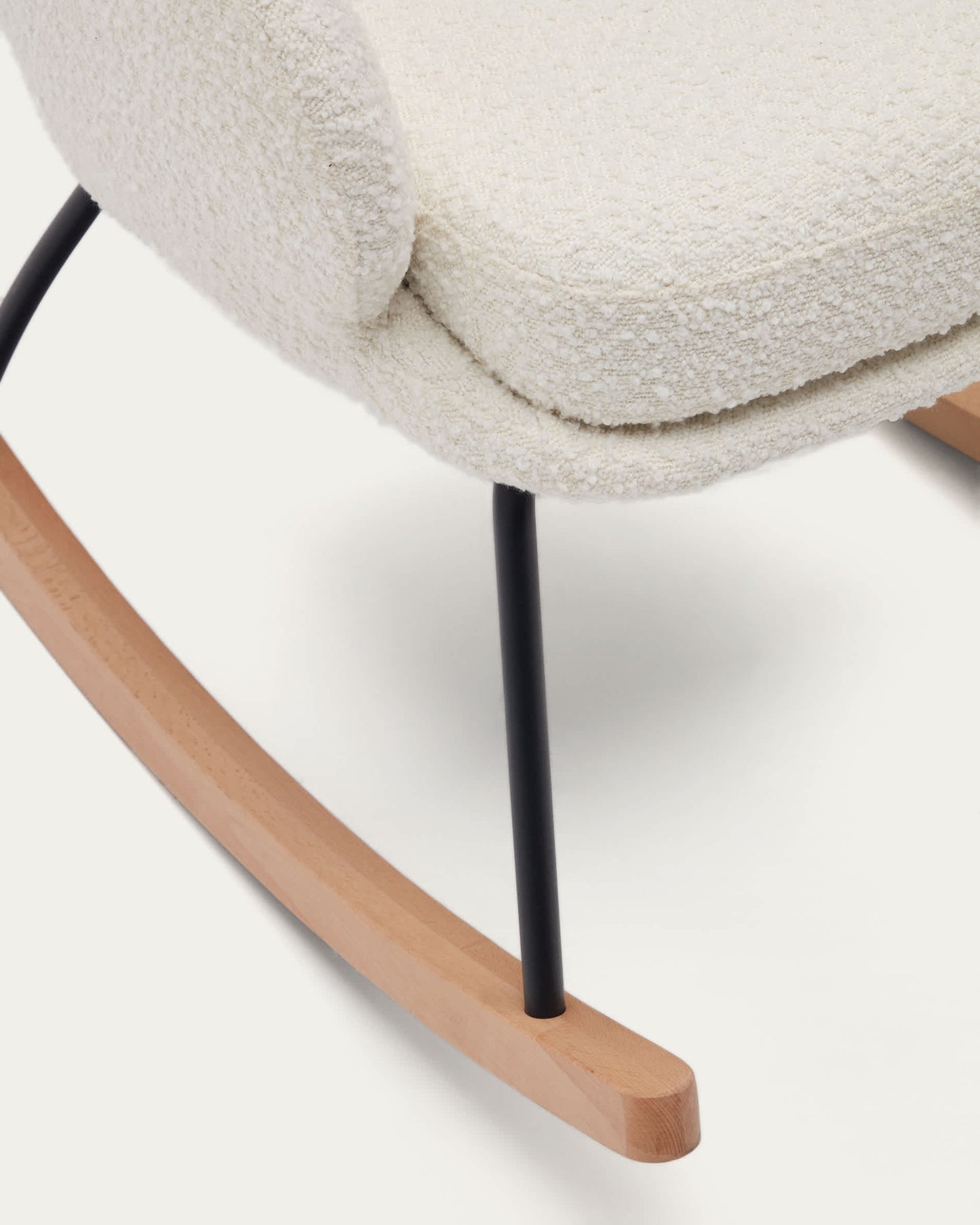 Poltrona a Dondolo Maustin in tessuto effetto shearling blanco, telaio in acciaio nero e legno di faggio