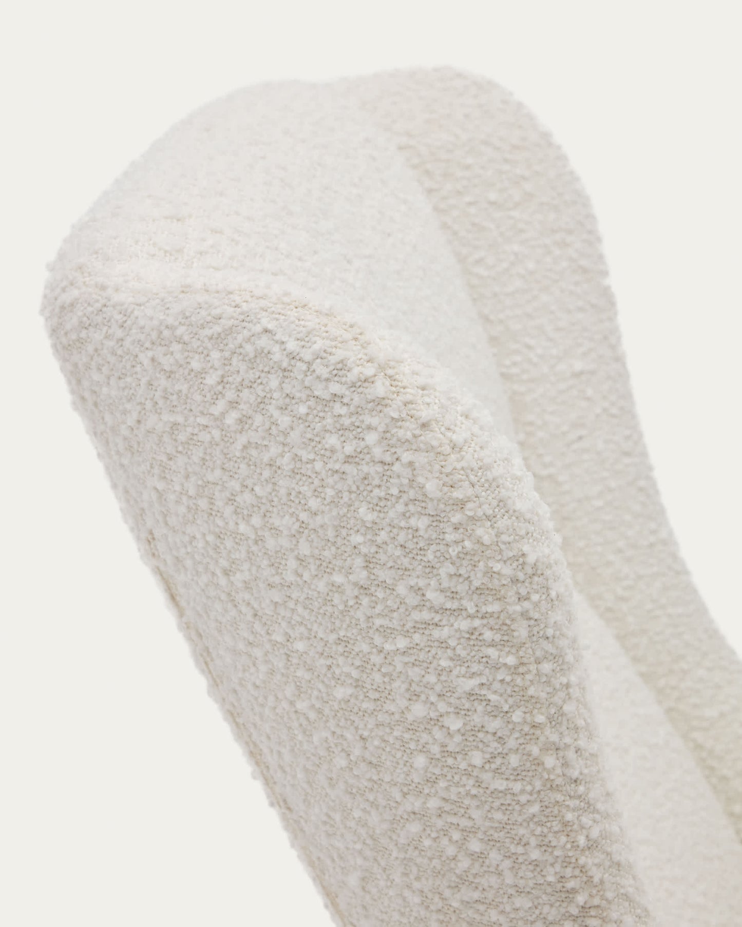 Poltrona a Dondolo Maustin in tessuto effetto shearling blanco, telaio in acciaio nero e legno di faggio