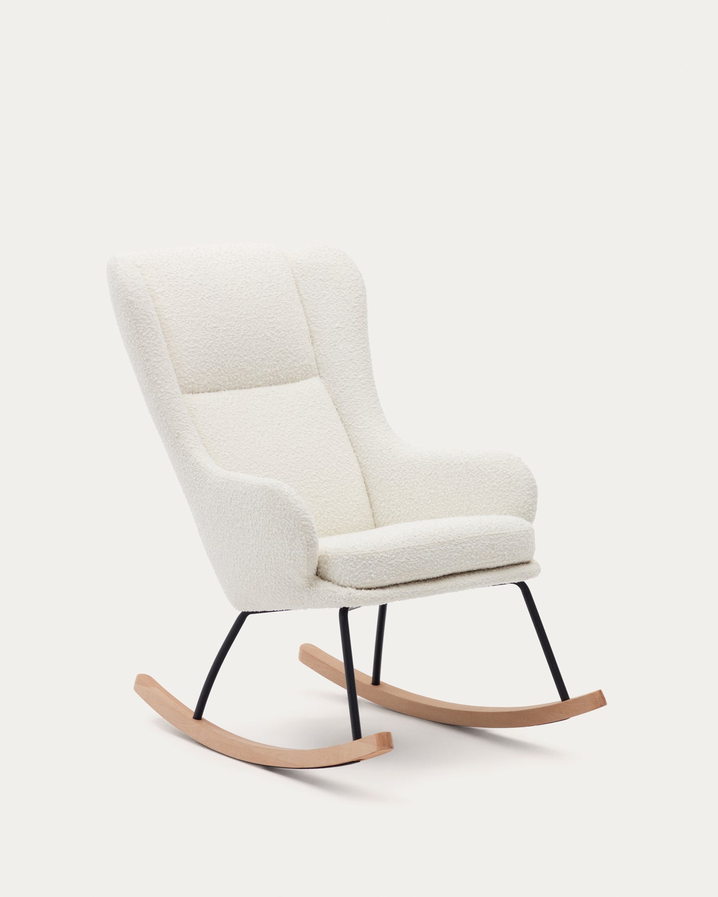 Poltrona a Dondolo Maustin in tessuto effetto shearling blanco, telaio in acciaio nero e legno di faggio