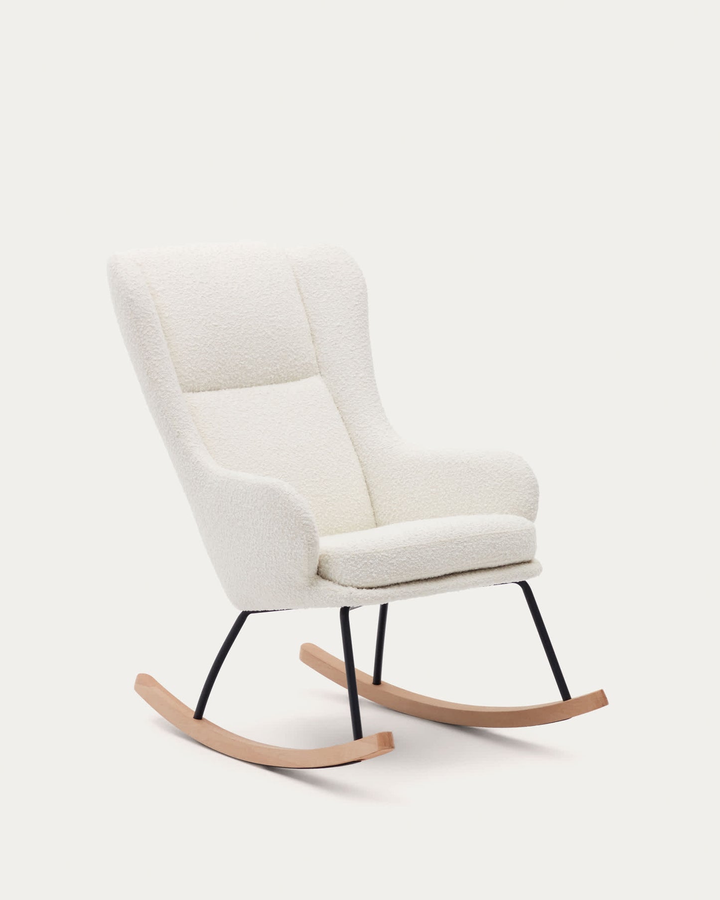Poltrona a Dondolo Maustin in tessuto effetto shearling blanco, telaio in acciaio nero e legno di faggio