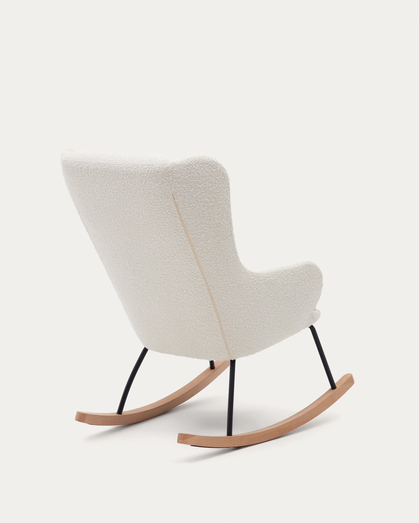 Poltrona a Dondolo Maustin in tessuto effetto shearling blanco, telaio in acciaio nero e legno di faggio