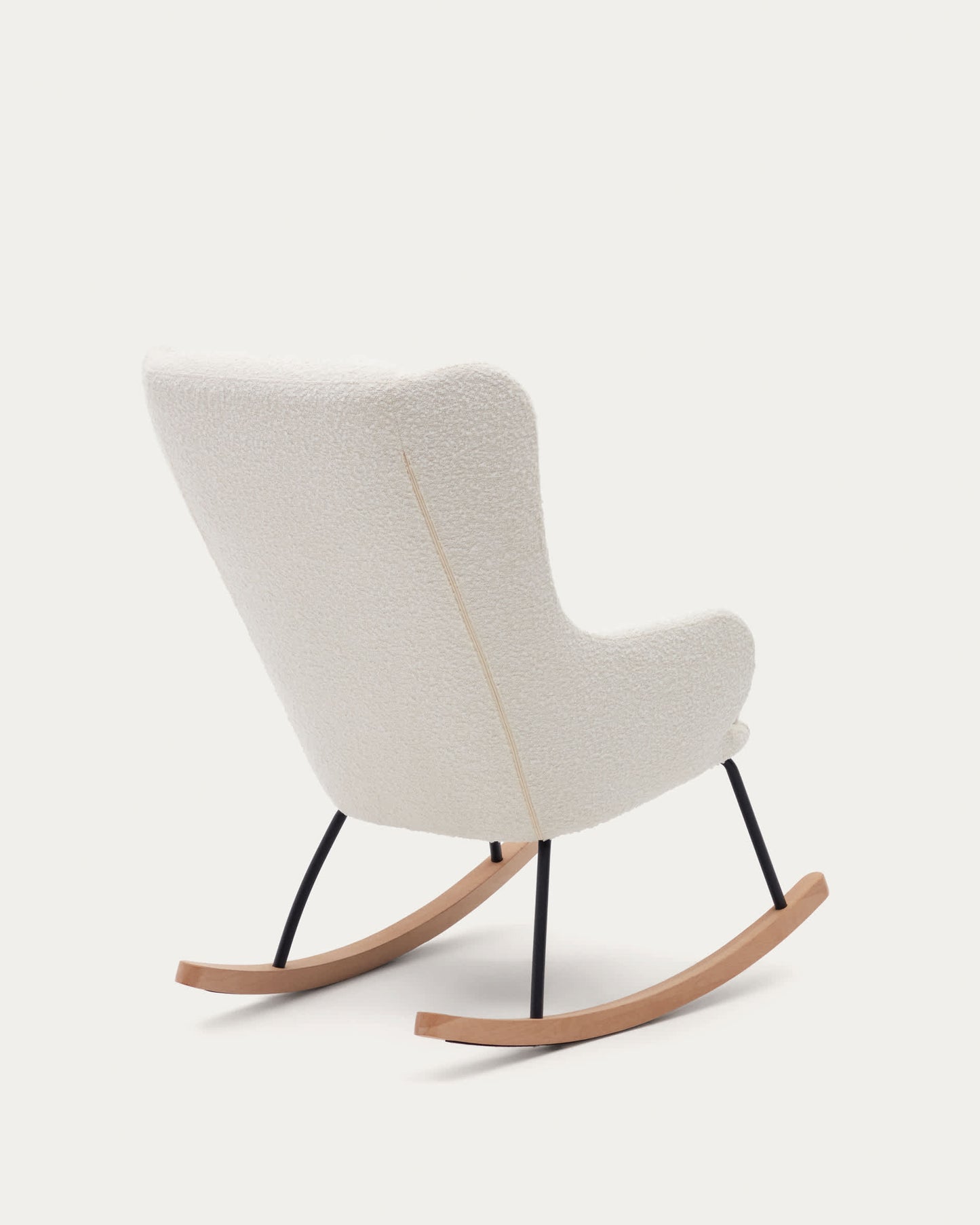 Poltrona a Dondolo Maustin in tessuto effetto shearling blanco, telaio in acciaio nero e legno di faggio