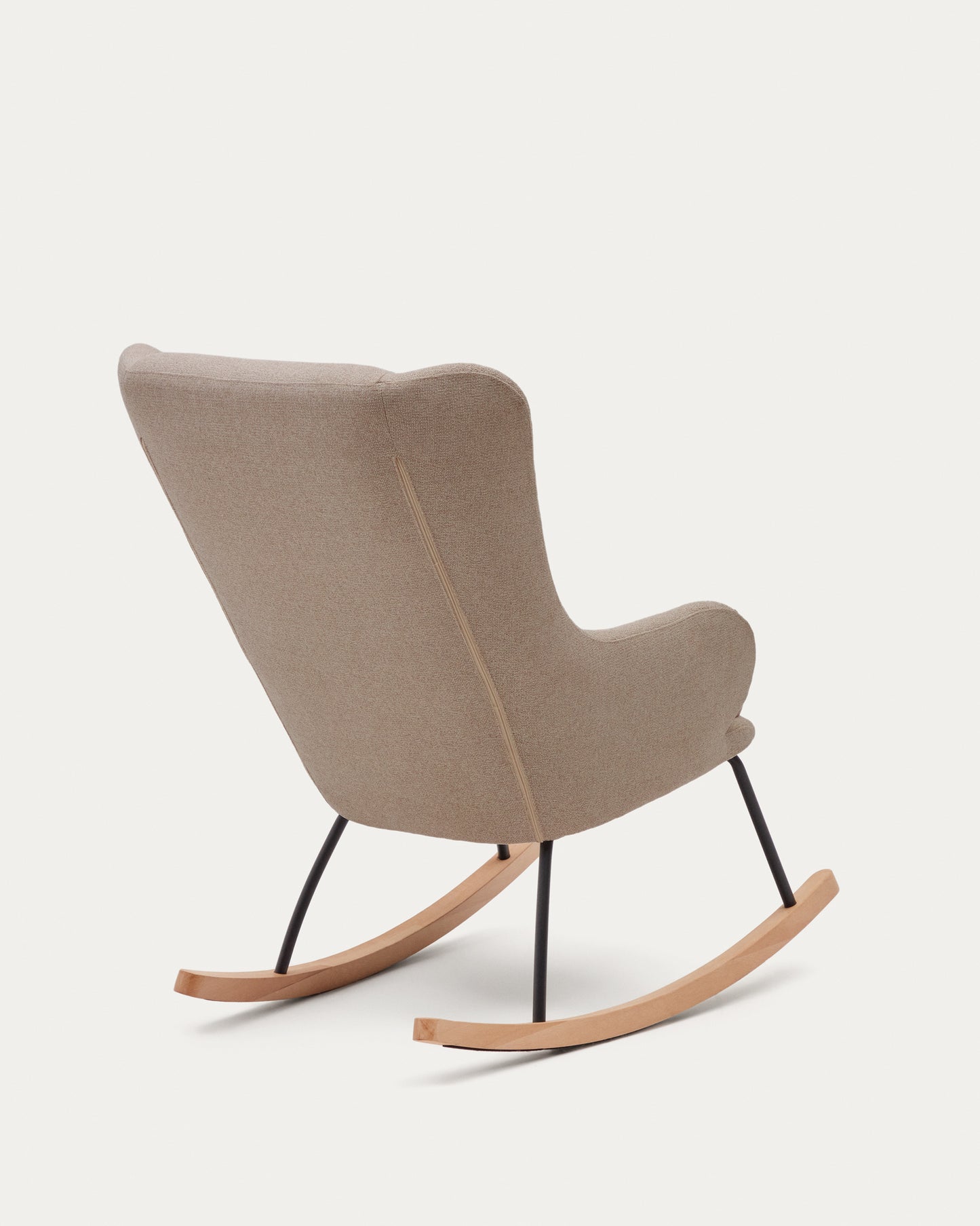 Poltrona a Dondolo Maustin in ciniglia beige, telaio in acciaio nero e legno di faggio.