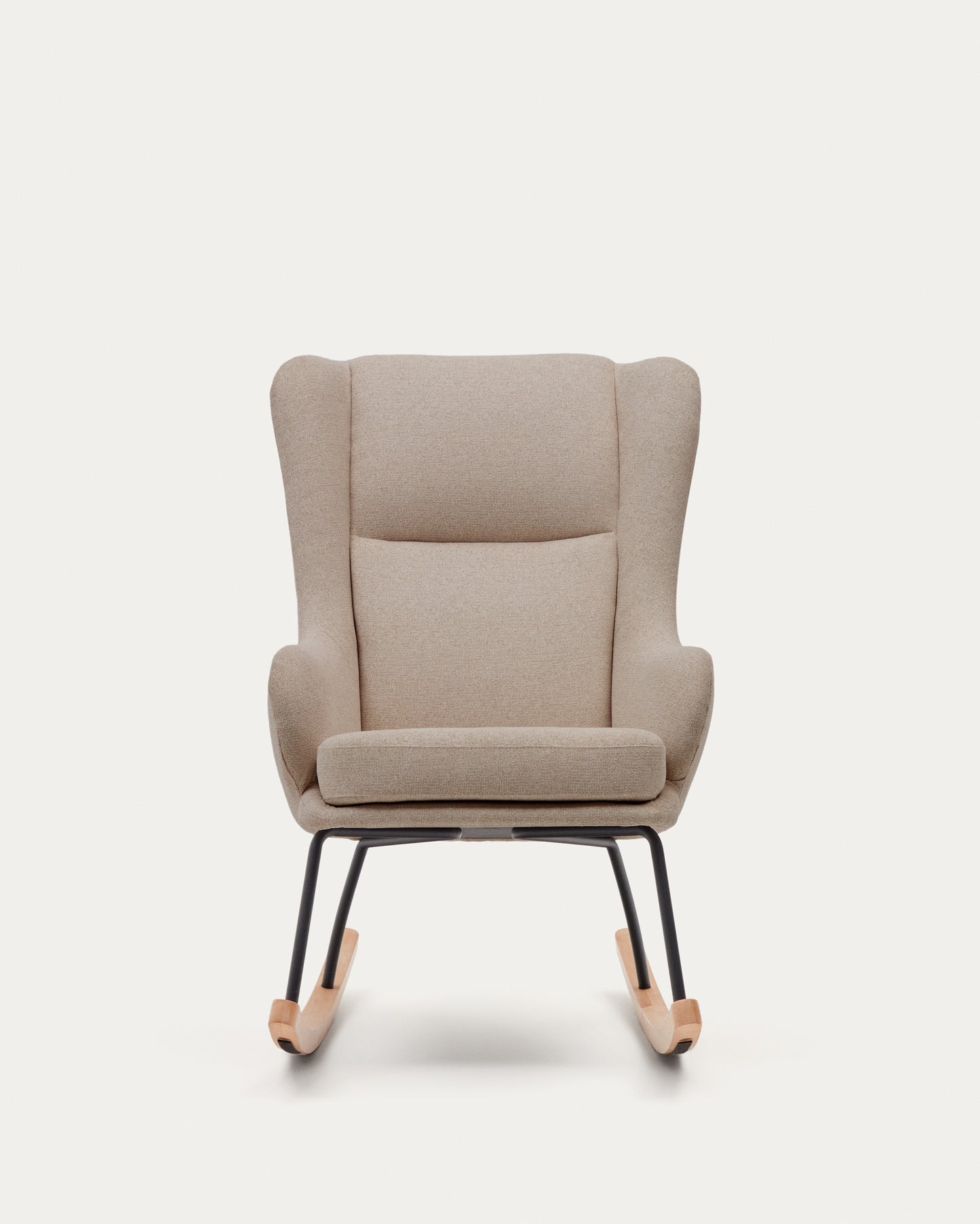 Poltrona a Dondolo Maustin in ciniglia beige, telaio in acciaio nero e legno di faggio.