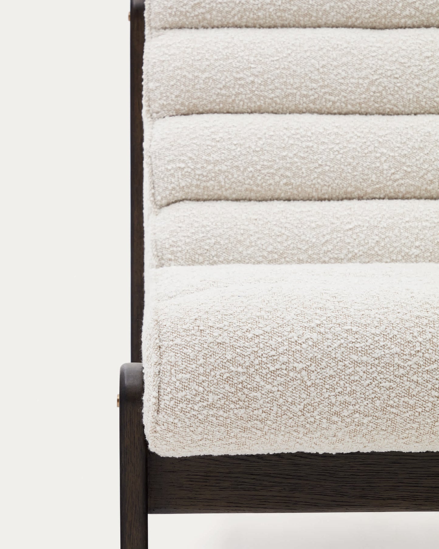 Poltrona Magira di eco-shearling bianco e legno massiccio di rovere con finitura scura
