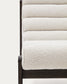 Poltrona Magira di eco-shearling bianco e legno massiccio di rovere con finitura scura