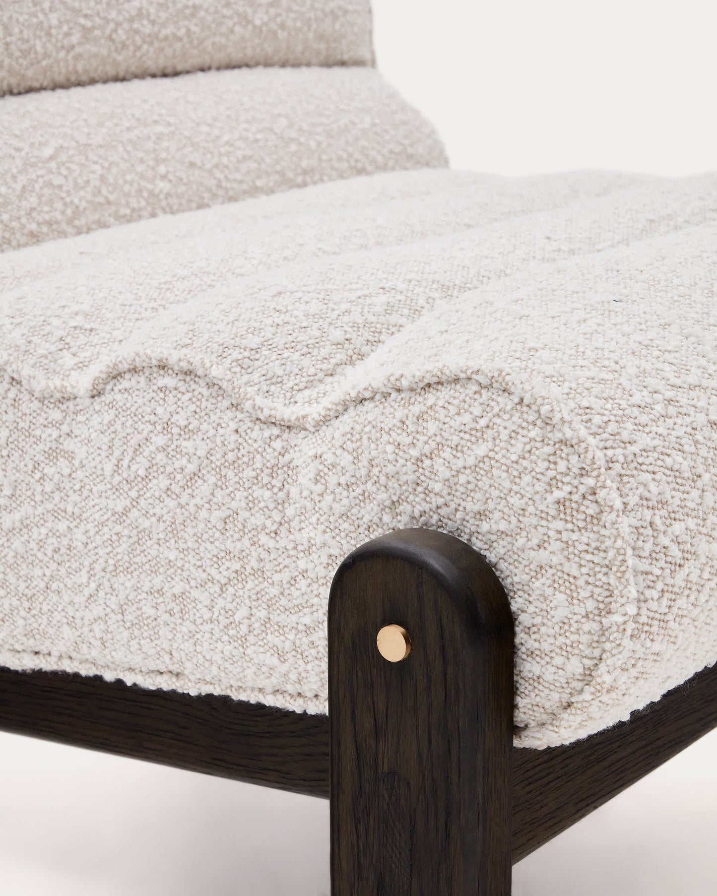 Poltrona Magira di eco-shearling bianco e legno massiccio di rovere con finitura scura