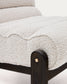 Poltrona Magira di eco-shearling bianco e legno massiccio di rovere con finitura scura