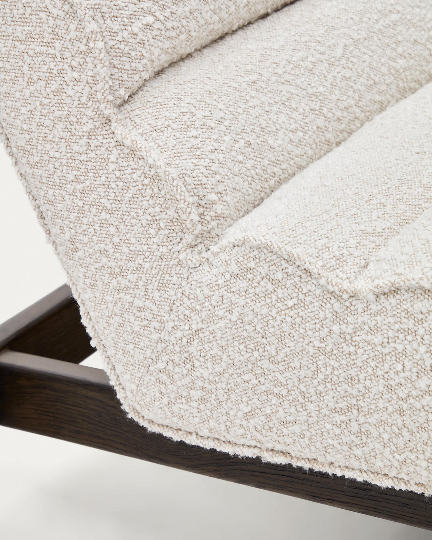 Poltrona Magira di eco-shearling bianco e legno massiccio di rovere con finitura scura