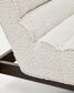 Poltrona Magira di eco-shearling bianco e legno massiccio di rovere con finitura scura