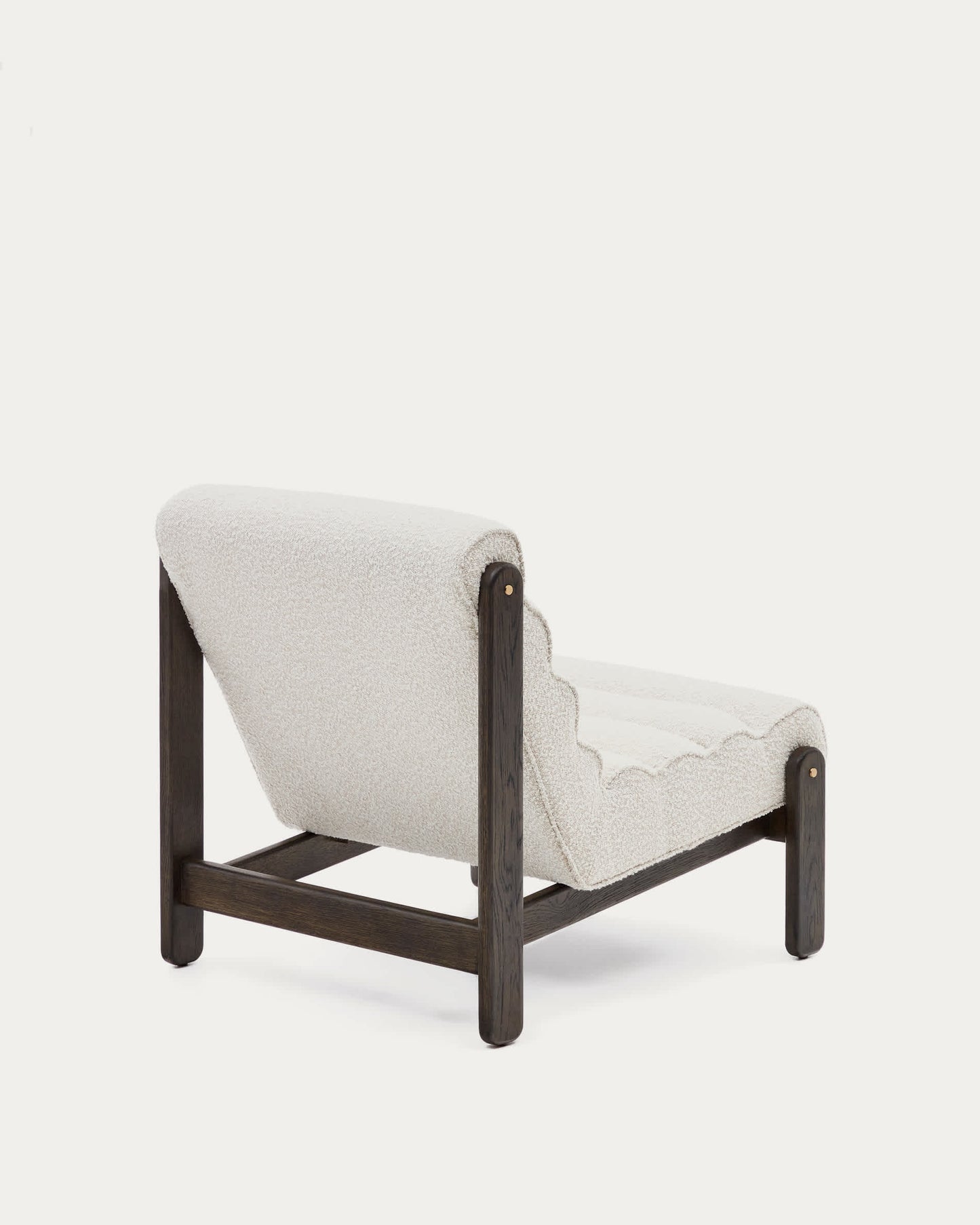 Poltrona Magira di eco-shearling bianco e legno massiccio di rovere con finitura scura