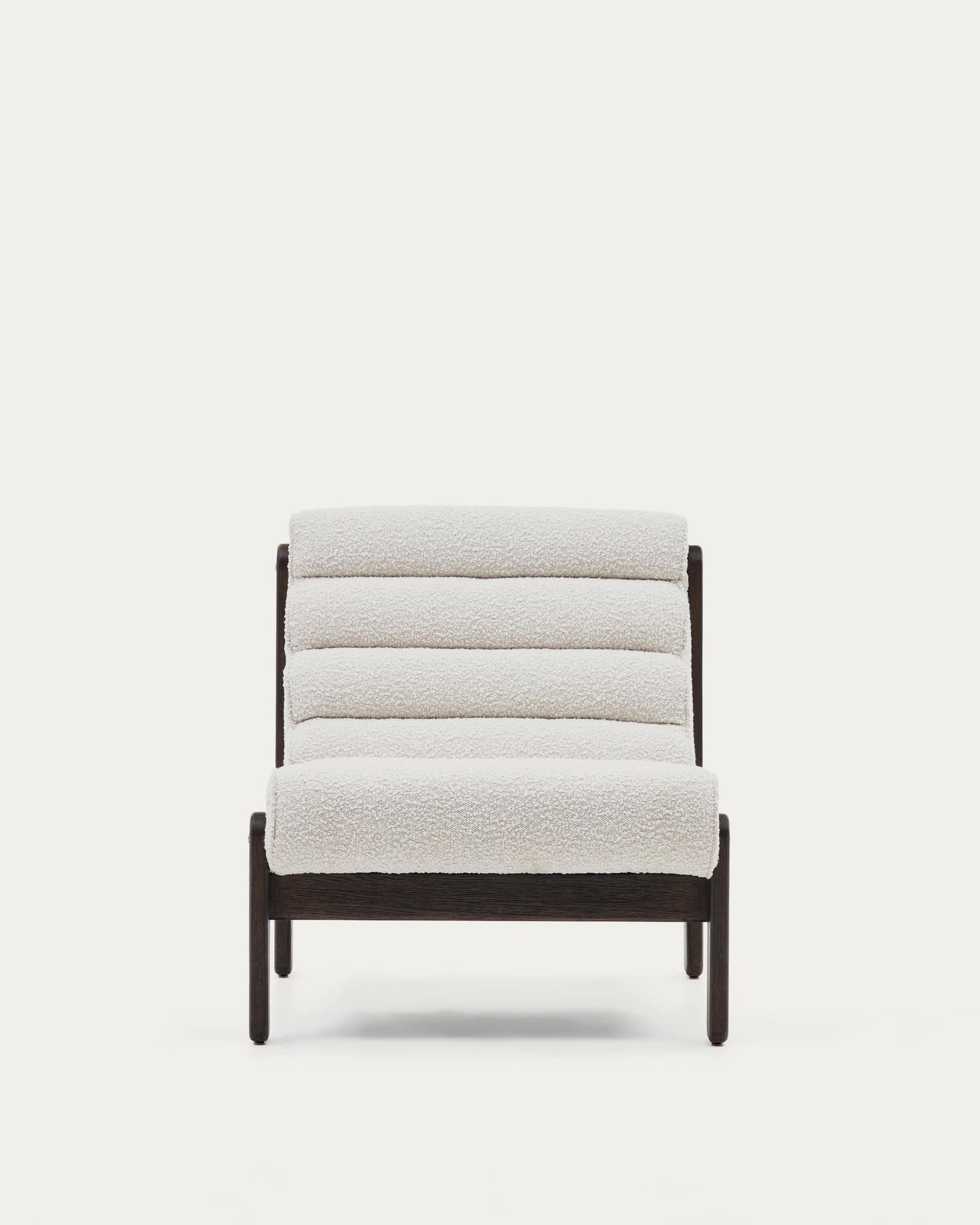 Poltrona Magira di eco-shearling bianco e legno massiccio di rovere con finitura scura