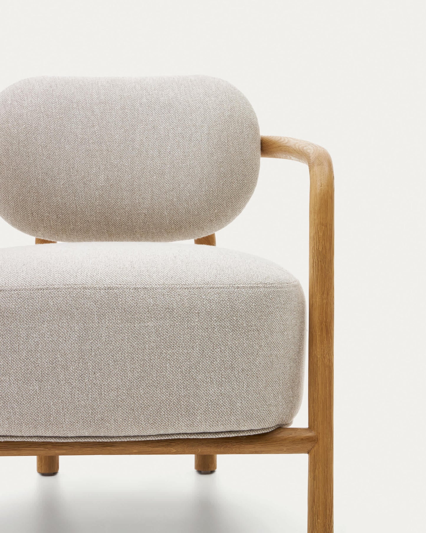 Poltrona Melqui beige di legno massiccio di rovere con finitura naturale