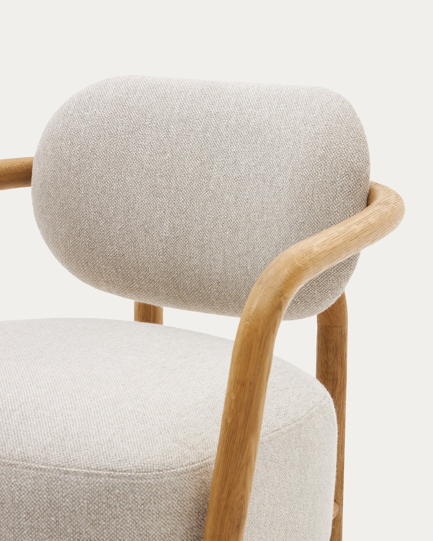 Poltrona Melqui beige di legno massiccio di rovere con finitura naturale