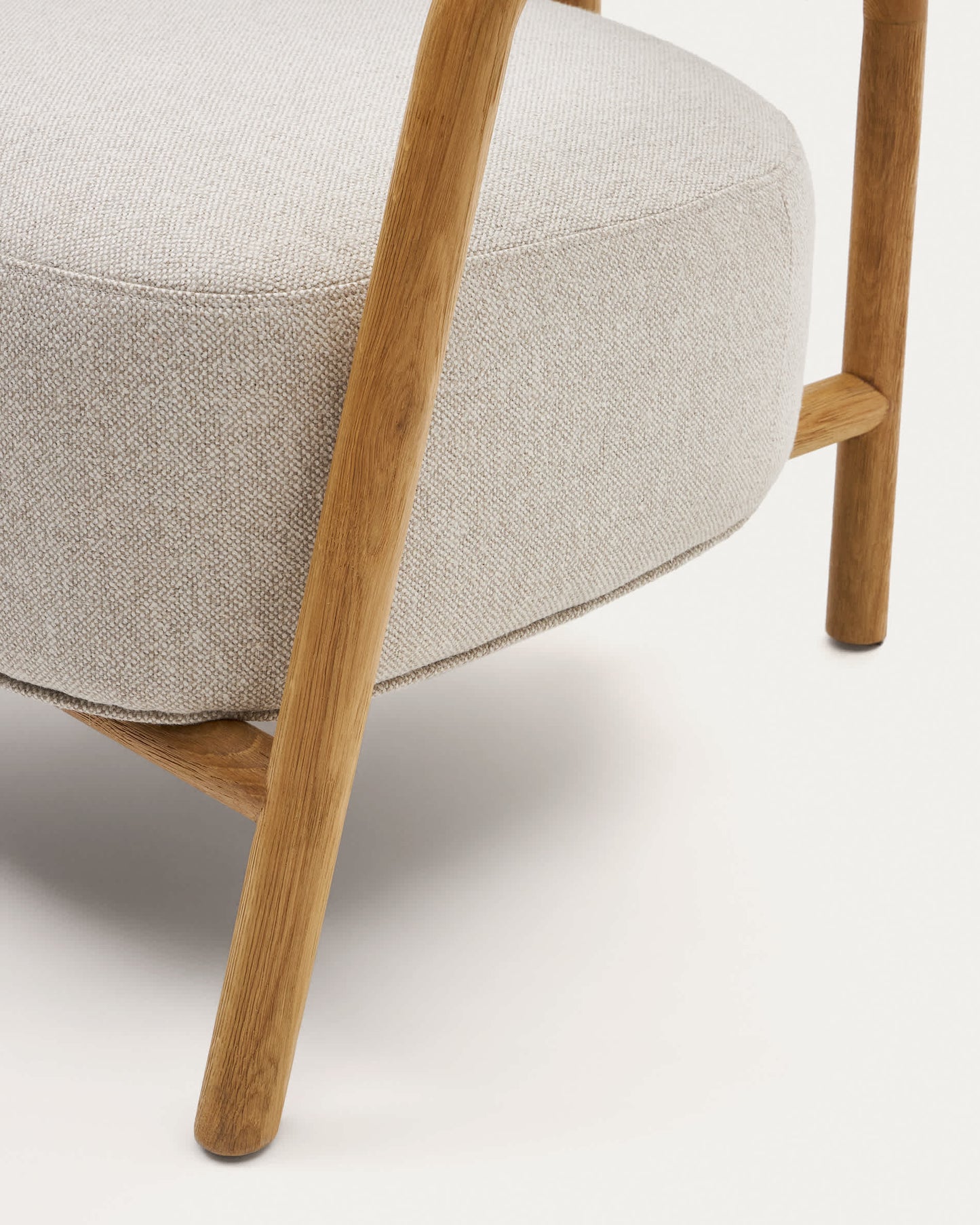 Poltrona Melqui beige di legno massiccio di rovere con finitura naturale