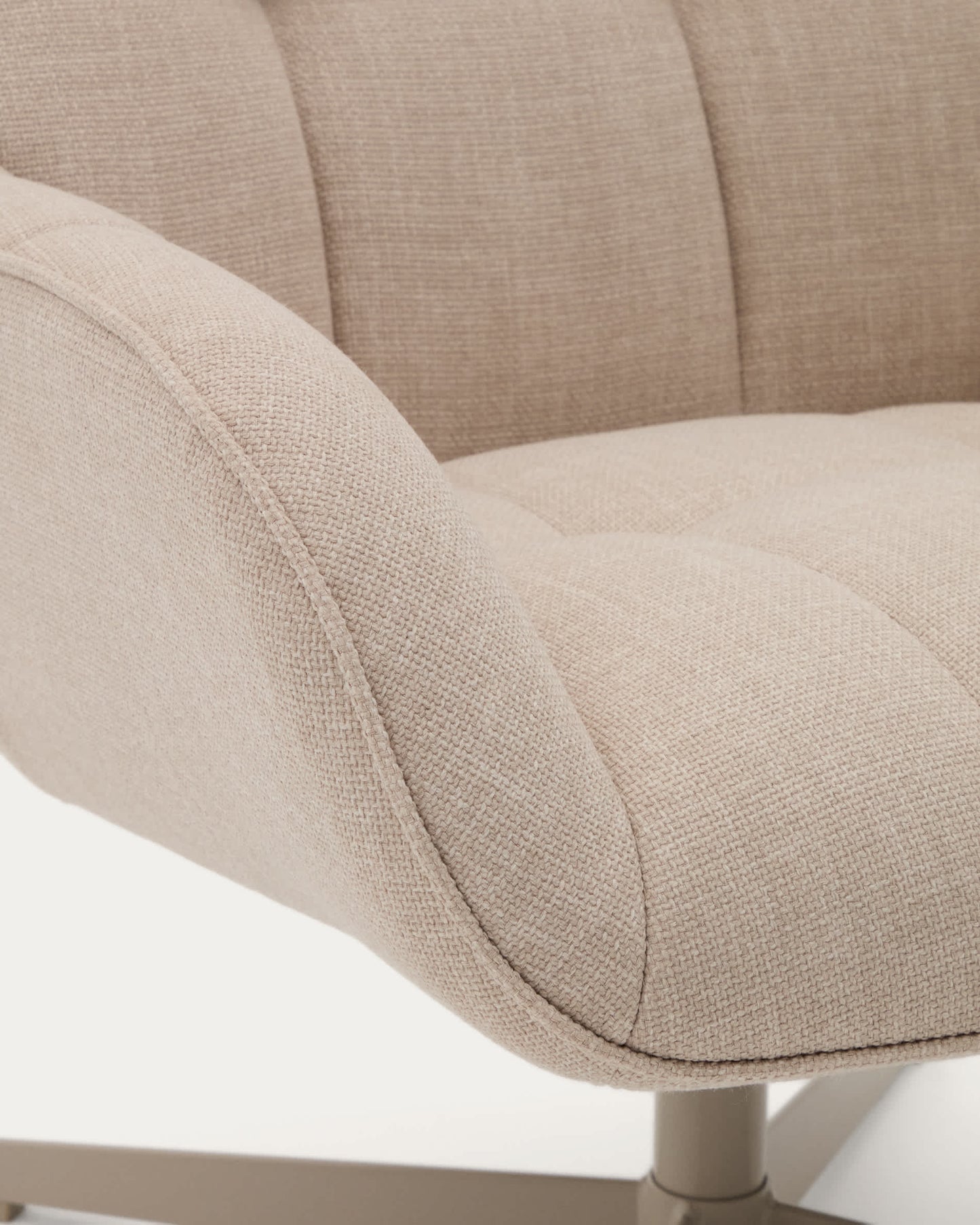 Poltrona girevole Jaspe beige e metallo con finitura grigio