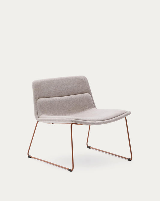 Poltrona Zahara beige con gambe in acciaio e finitura in terracotta