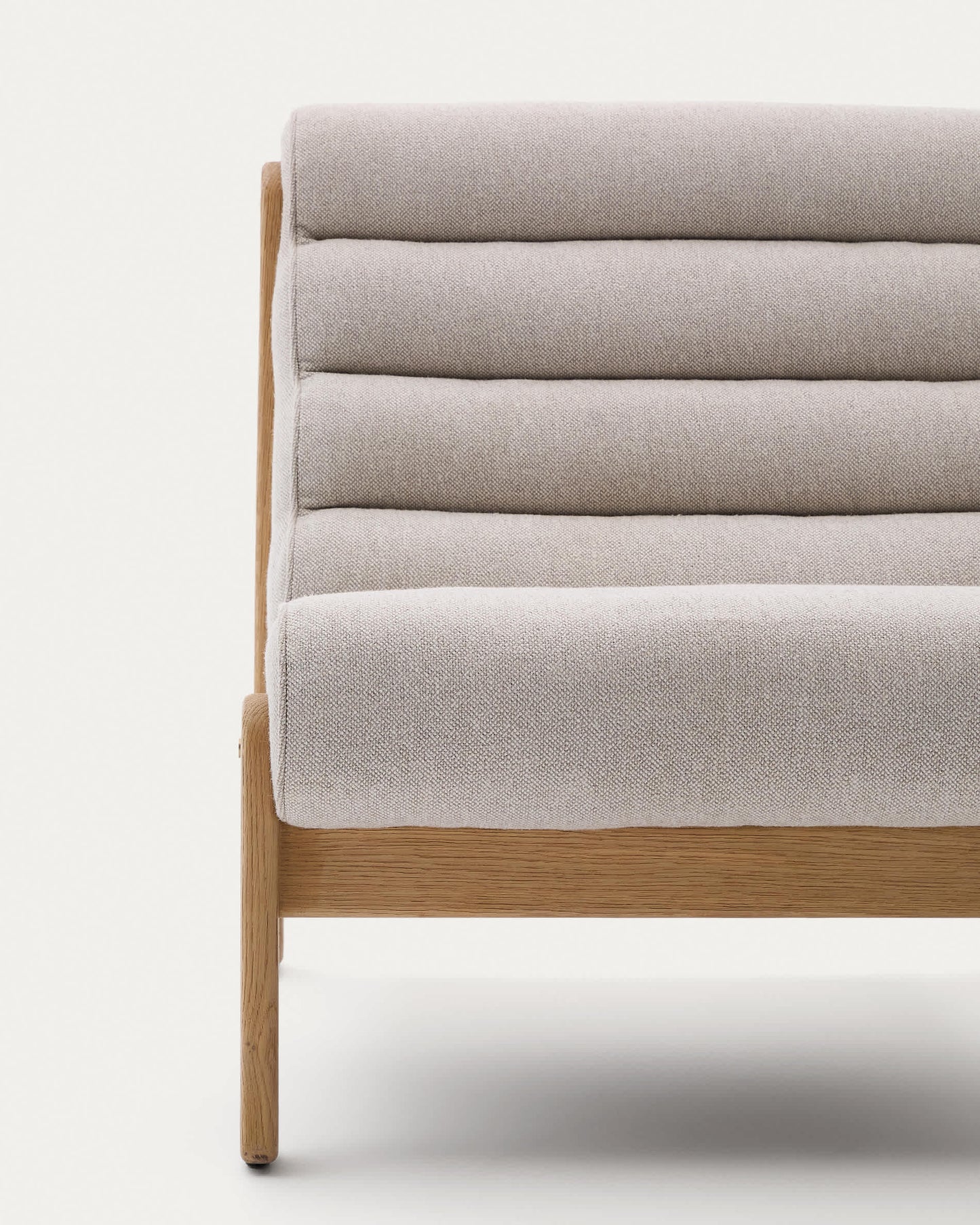Poltrona Magira beige in rovere massiccio con finitura naturale