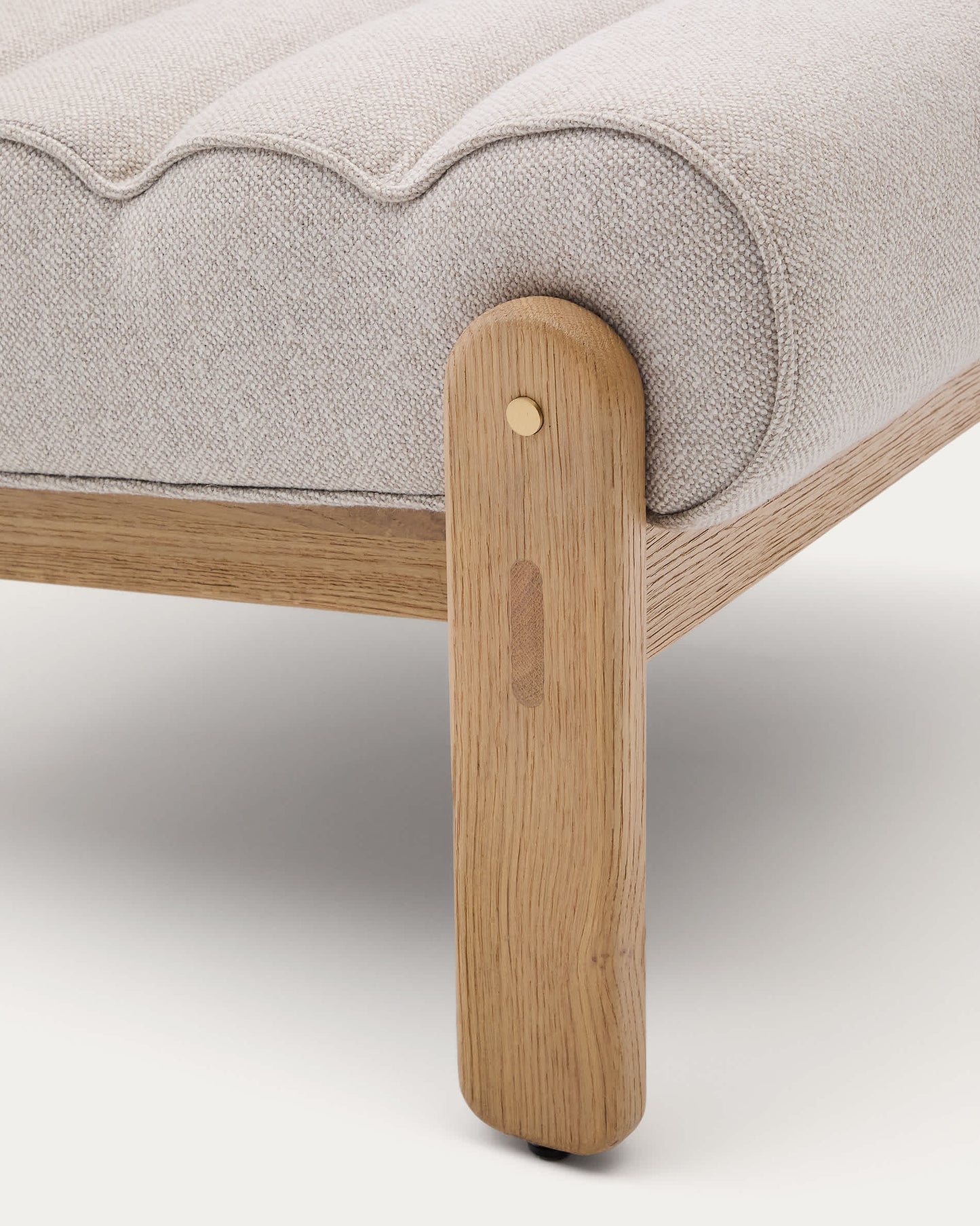 Poltrona Magira beige in rovere massiccio con finitura naturale