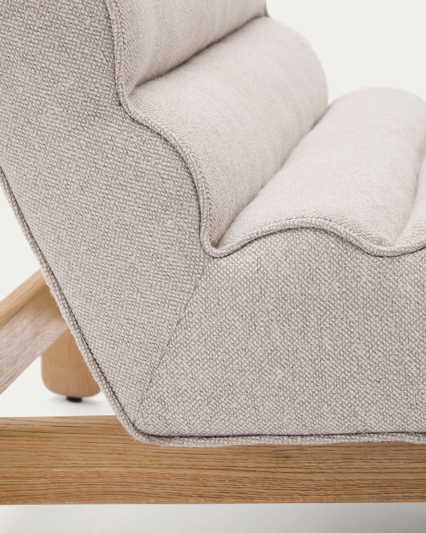 Poltrona Magira beige in rovere massiccio con finitura naturale