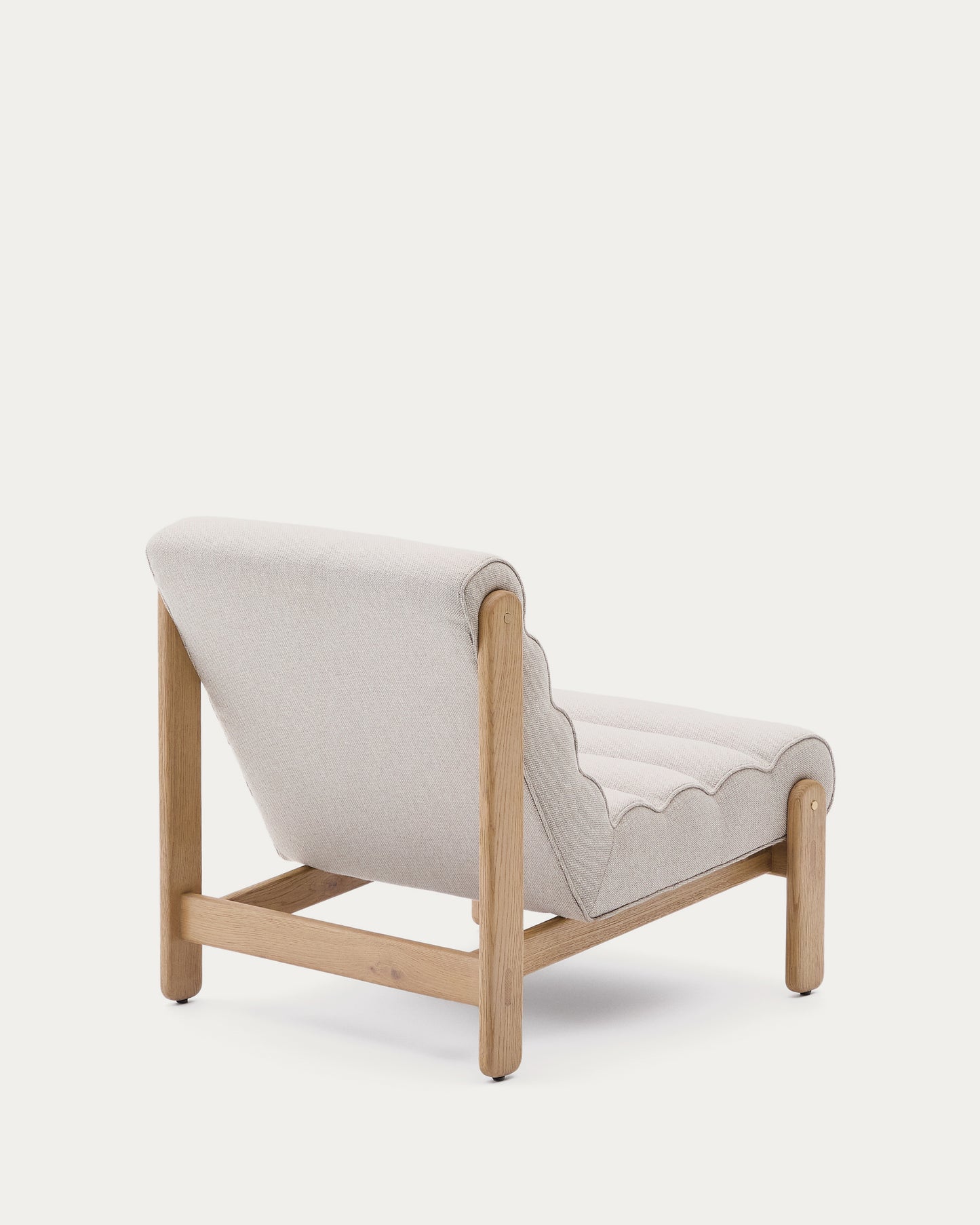 Poltrona Magira beige in rovere massiccio con finitura naturale