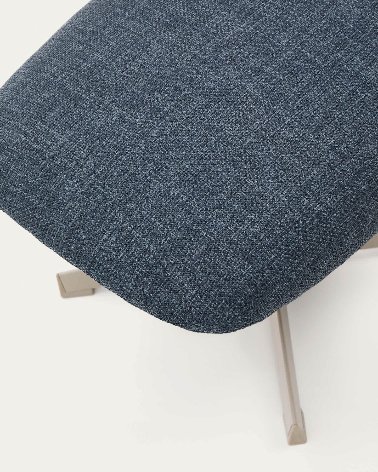 Poggiapiedi Jaspe blu e metallo con finitura grigio